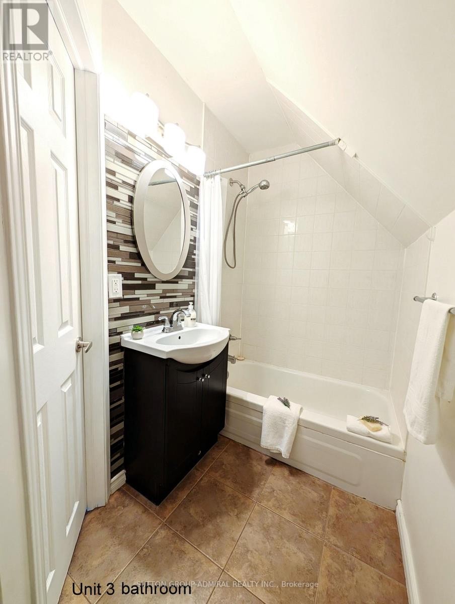 












3RD FLR - 117 BELLHAVEN ROAD

,
Toronto (Woodbine Corridor),




Ontario
M4L3J9

