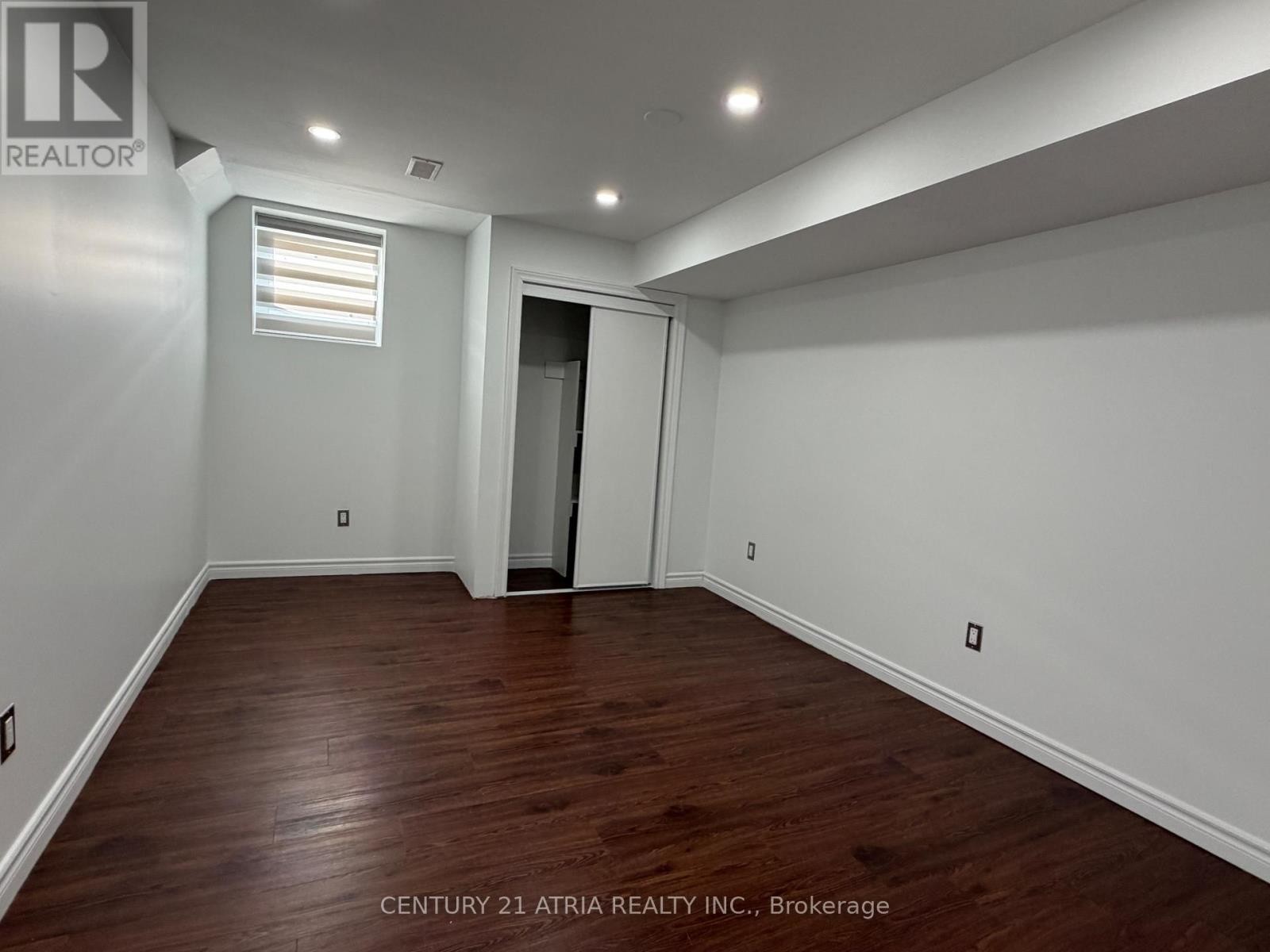 












31 SEGGAR AVENUE

,
Ajax (Northwest Ajax),




Ontario
L1T4E2

