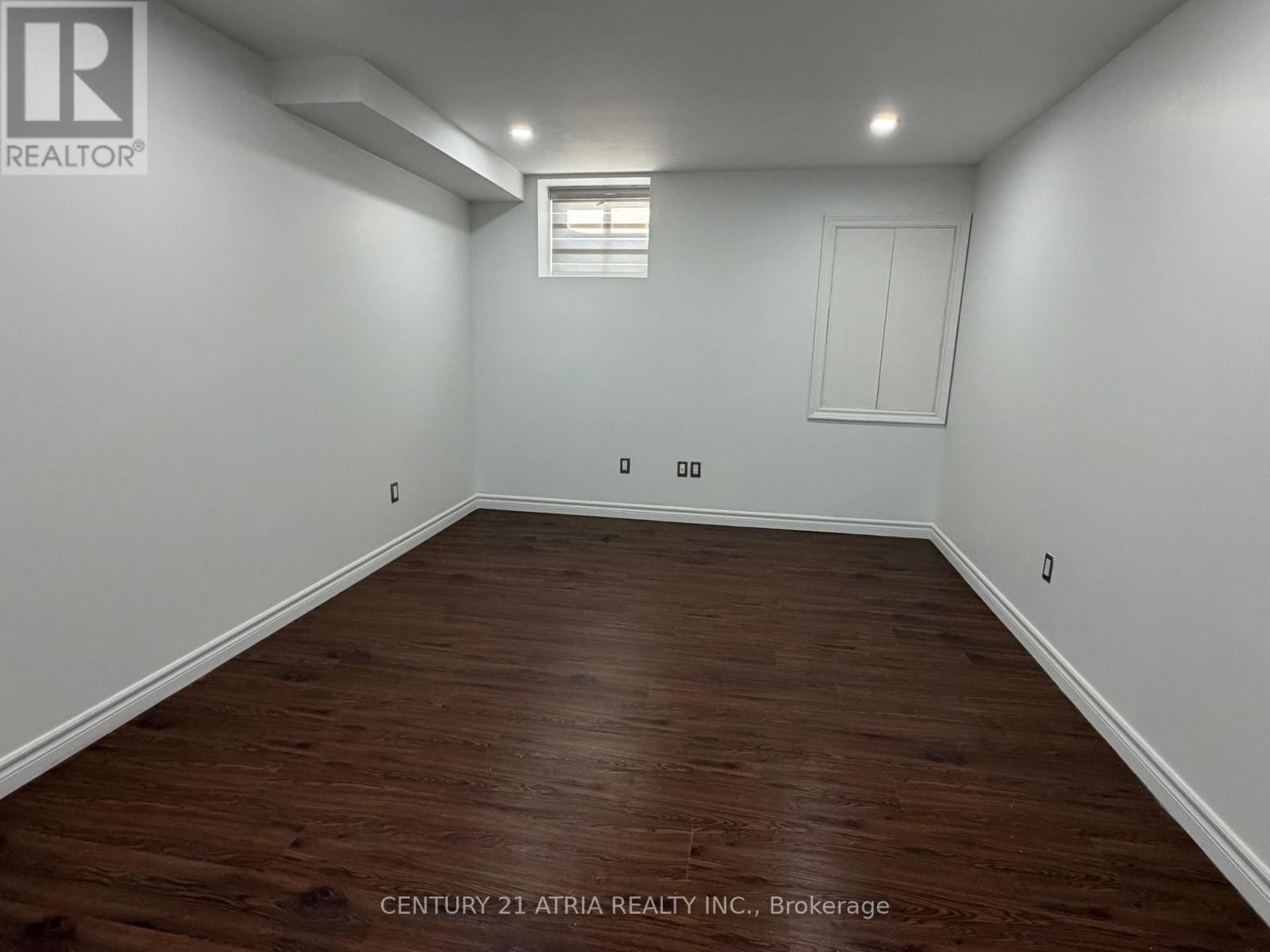 












31 SEGGAR AVENUE

,
Ajax (Northwest Ajax),




Ontario
L1T4E2

