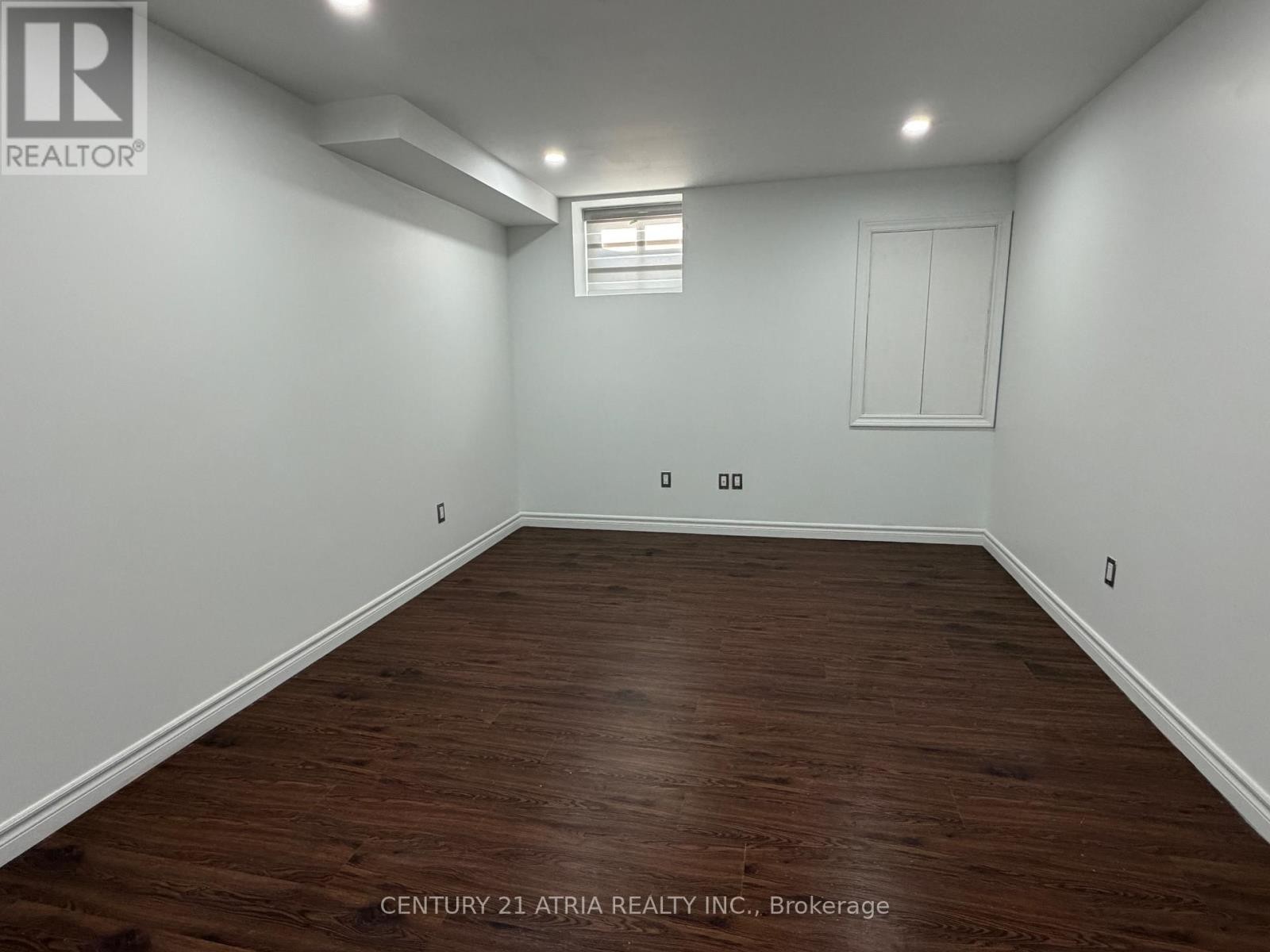 












31 SEGGAR AVENUE

,
Ajax (Northwest Ajax),




Ontario
L1T4E2

