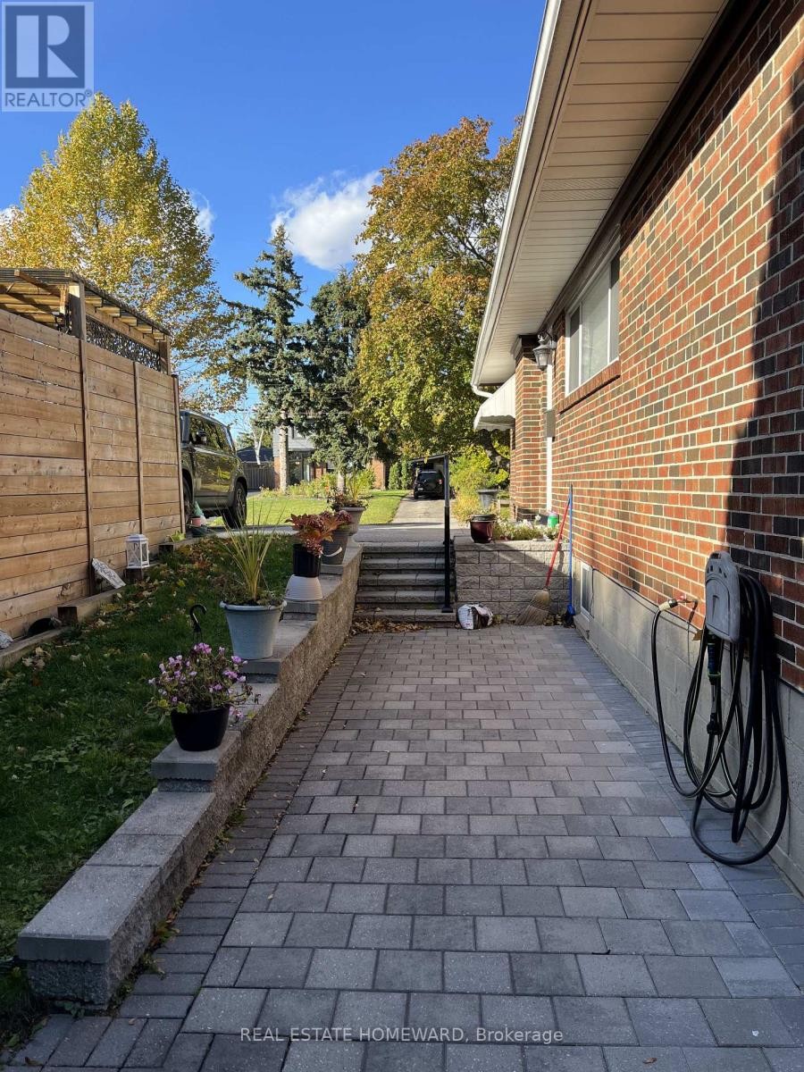 












4 MOORECROFT CRESCENT

,
Toronto (Ionview),




Ontario
M1K3V1

