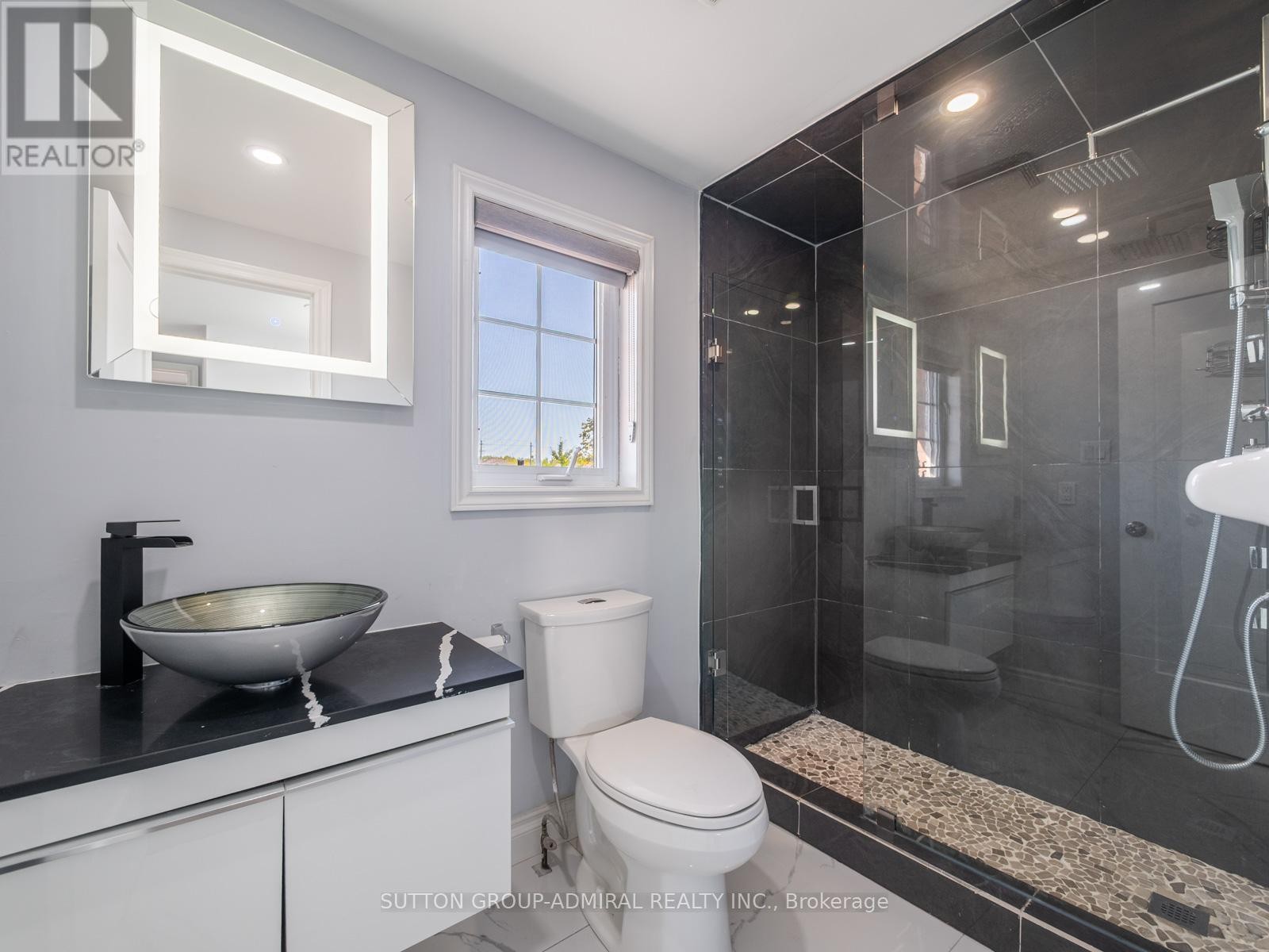 












93 MCMANN CRESCENT

,
Clarington (Courtice),




Ontario
L1E2W9

