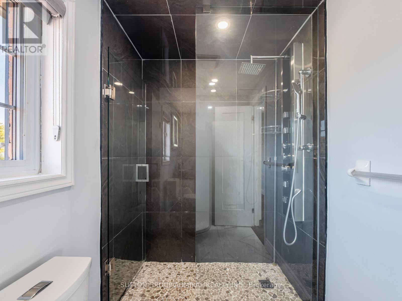 












93 MCMANN CRESCENT

,
Clarington (Courtice),




Ontario
L1E2W9

