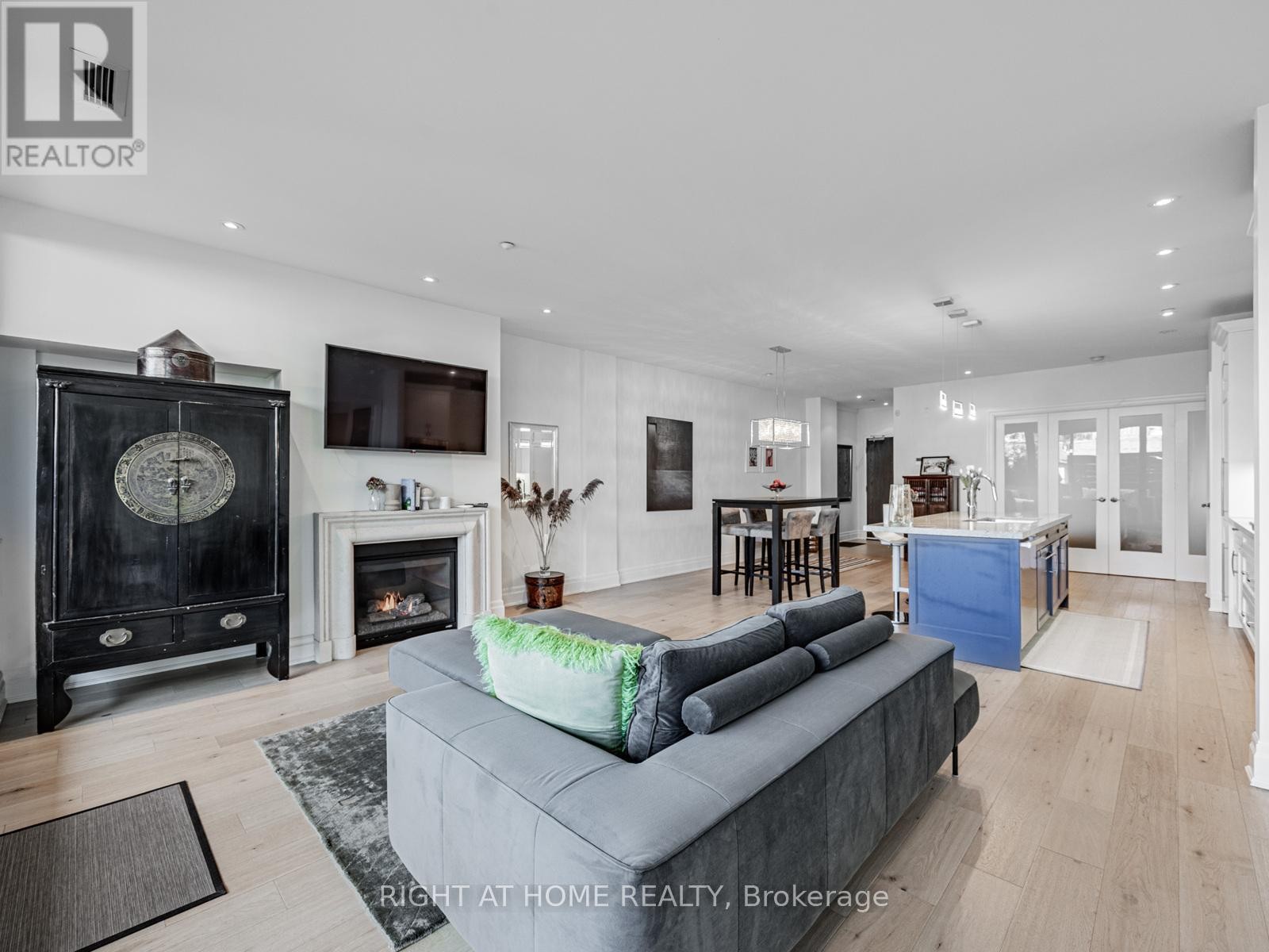 












207 - 1 RAINSFORD ROAD

,
Toronto (The Beaches),




Ontario
M4L3N5

