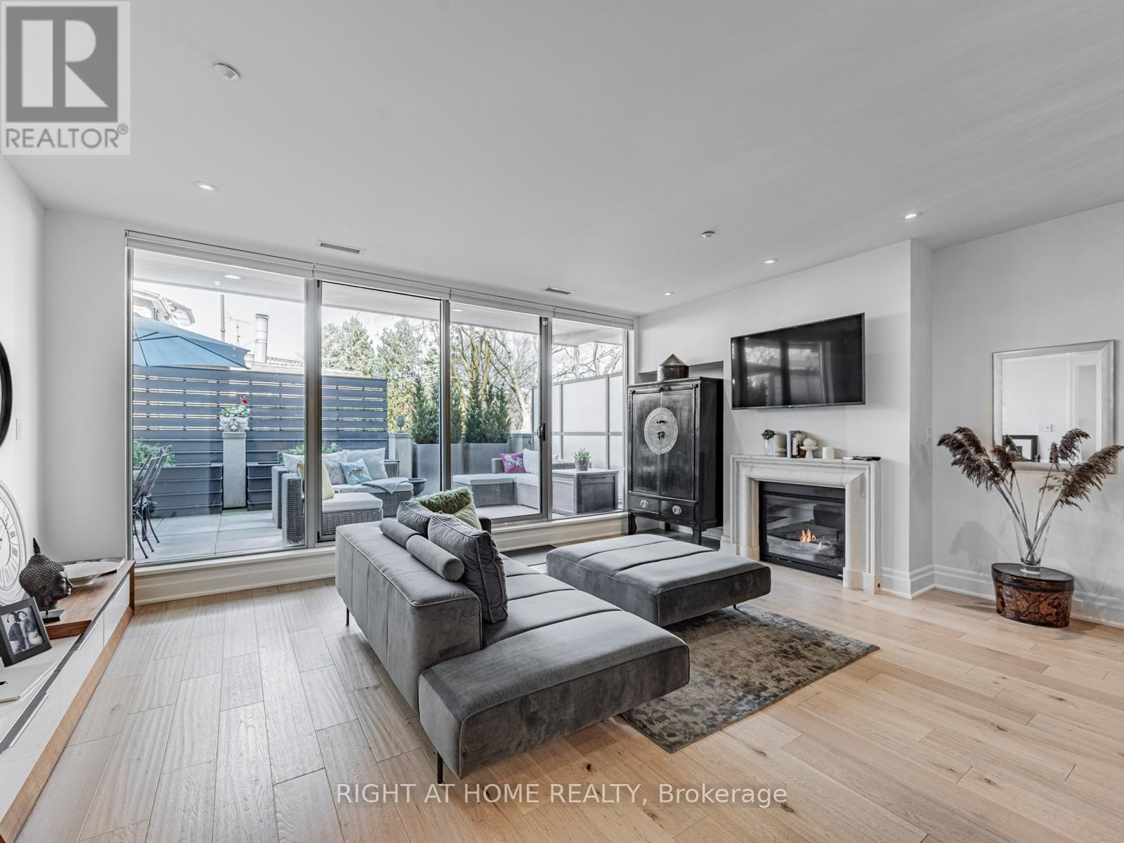 












207 - 1 RAINSFORD ROAD

,
Toronto (The Beaches),




Ontario
M4L3N5

