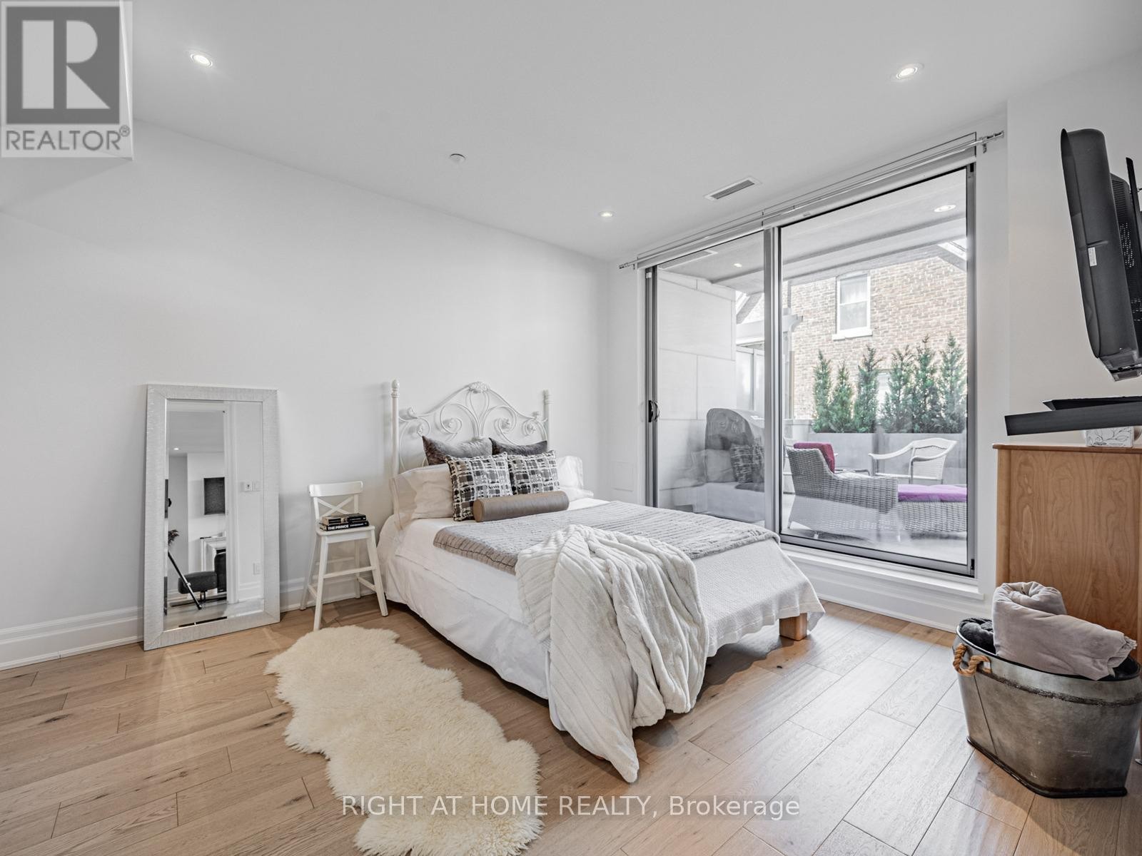 












207 - 1 RAINSFORD ROAD

,
Toronto (The Beaches),




Ontario
M4L3N5

