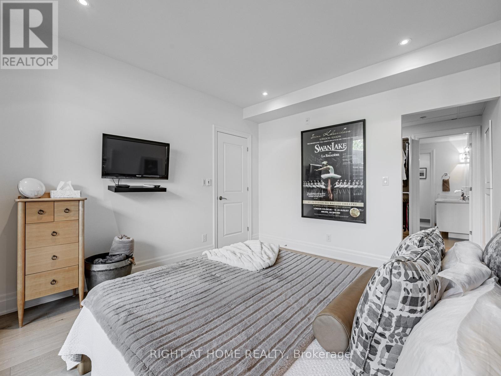 












207 - 1 RAINSFORD ROAD

,
Toronto (The Beaches),




Ontario
M4L3N5

