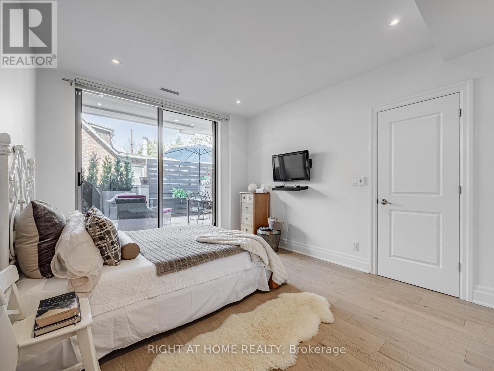 












207 - 1 RAINSFORD ROAD

,
Toronto (The Beaches),




Ontario
M4L3N5

