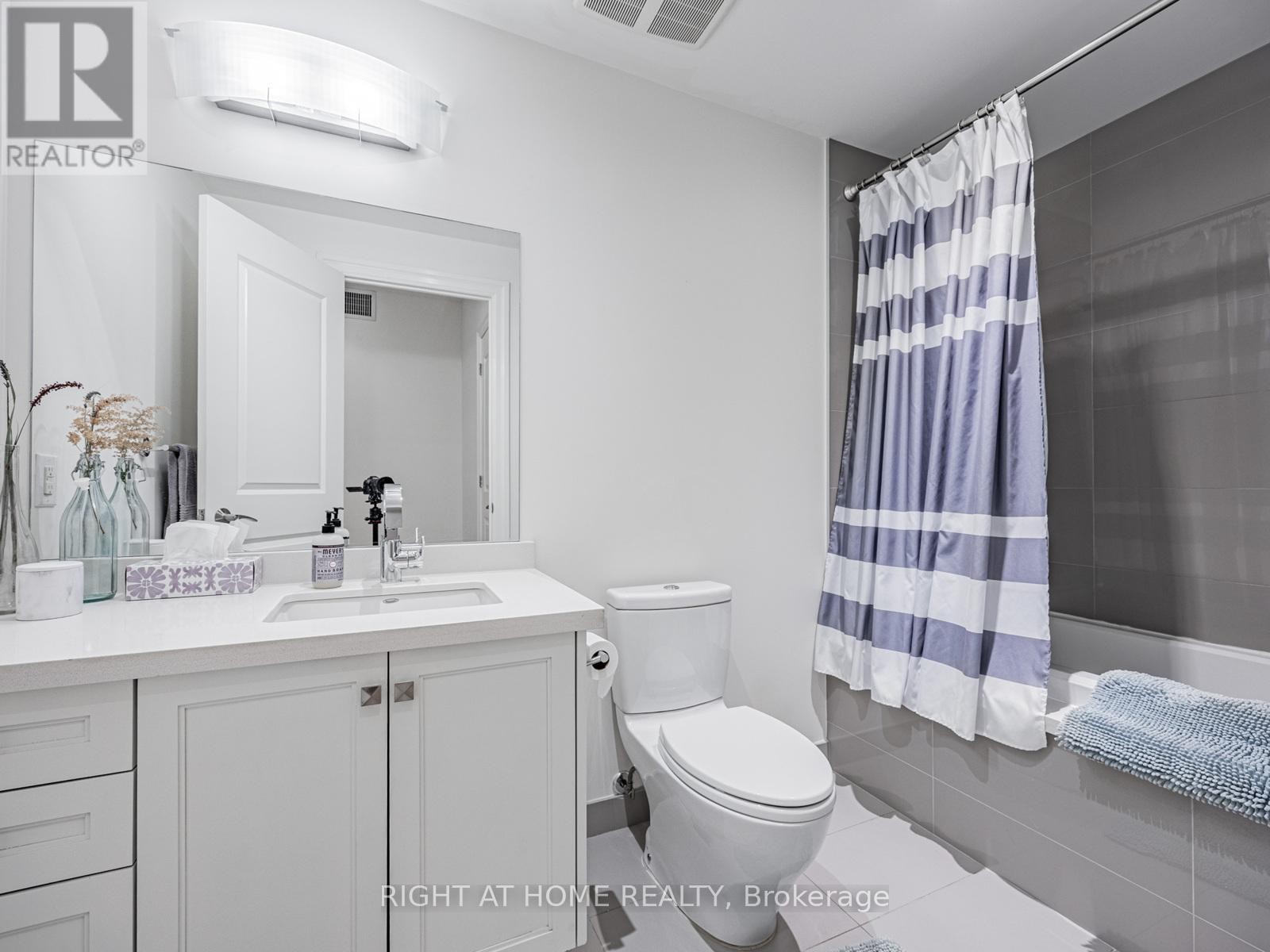 












207 - 1 RAINSFORD ROAD

,
Toronto (The Beaches),




Ontario
M4L3N5

