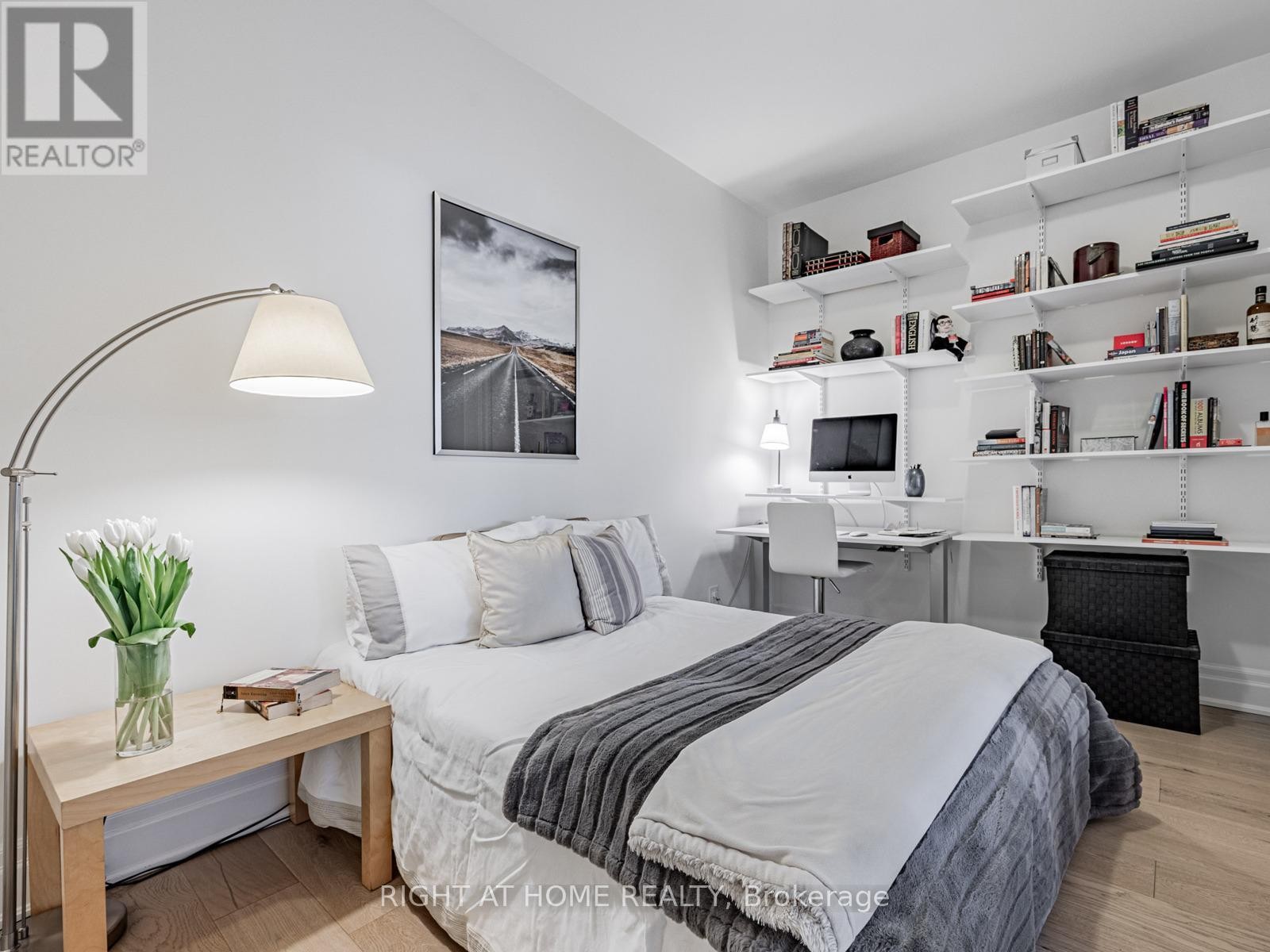 












207 - 1 RAINSFORD ROAD

,
Toronto (The Beaches),




Ontario
M4L3N5

