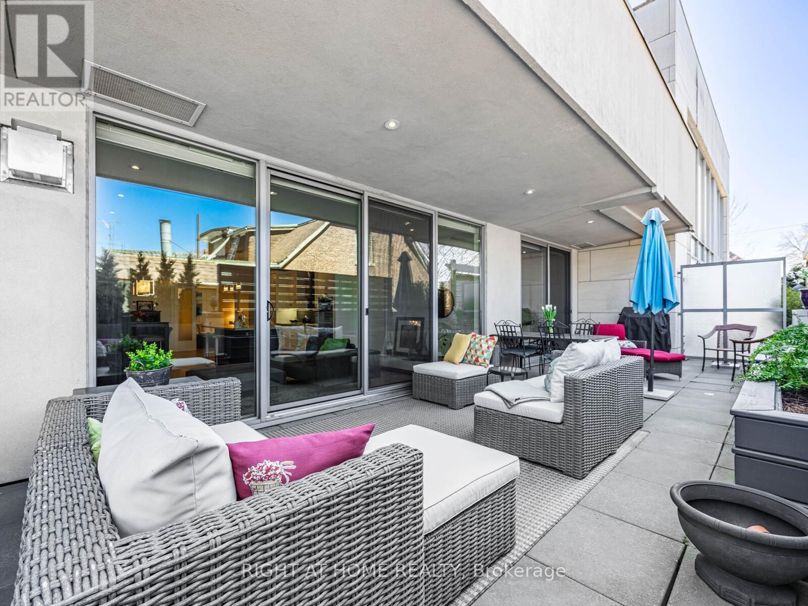 












207 - 1 RAINSFORD ROAD

,
Toronto (The Beaches),




Ontario
M4L3N5

