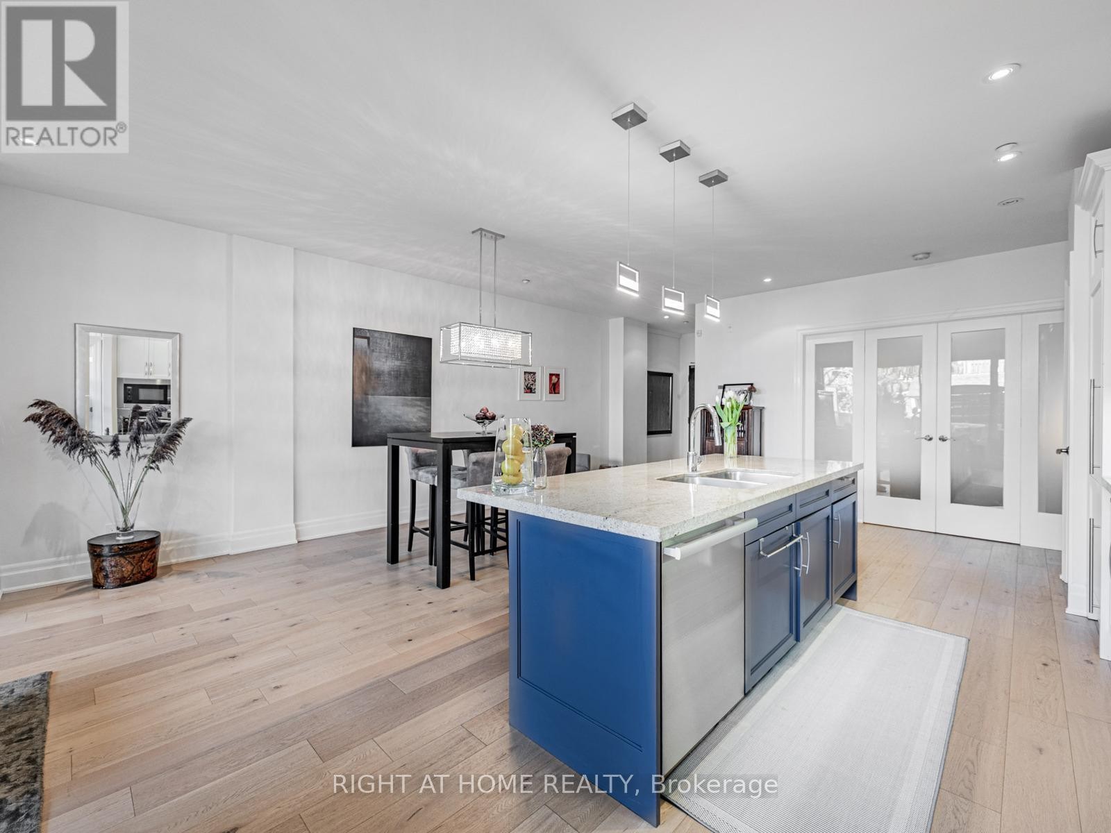 












207 - 1 RAINSFORD ROAD

,
Toronto (The Beaches),




Ontario
M4L3N5

