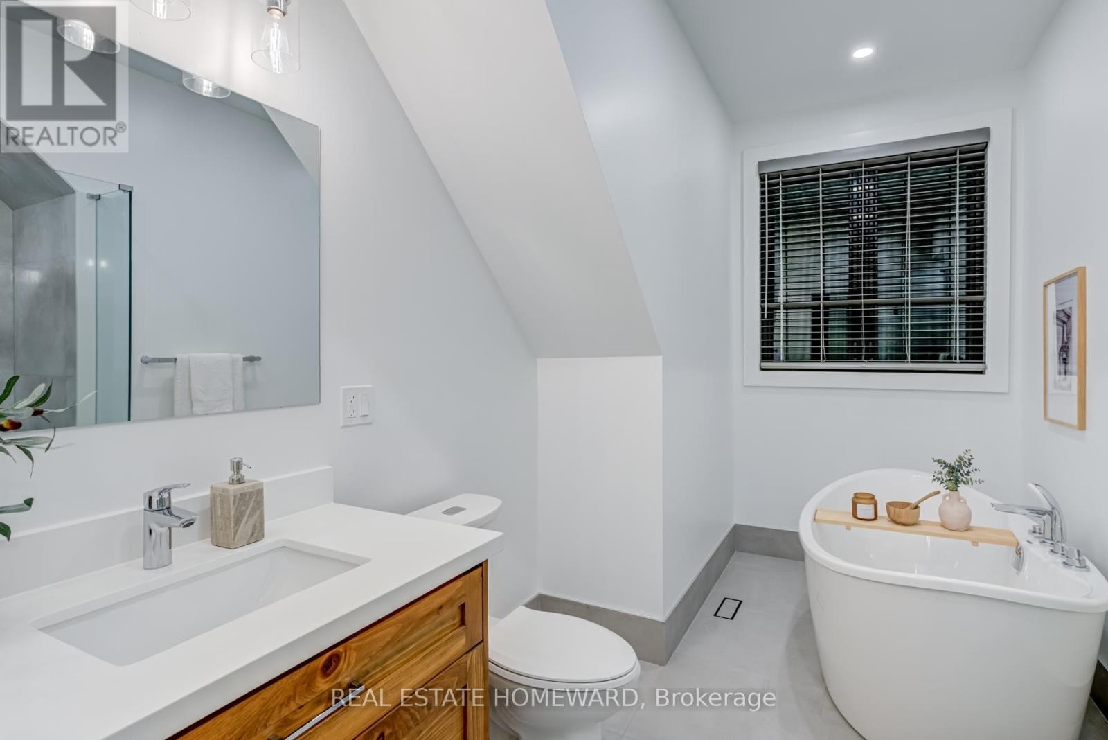 












46 BOULTON AVENUE

,
Toronto (South Riverdale),




Ontario
M4M2J5

