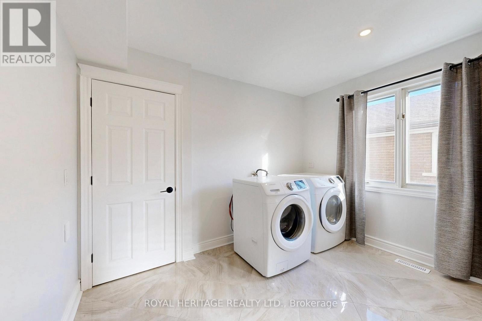 












47 CHERRYHILL AVENUE

,
Toronto (Centennial Scarborough),




Ontario
M1C1W9

