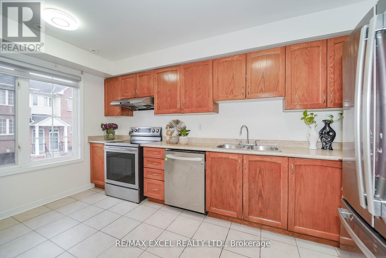 












4 - 2784 EGLINTON AVENUE E

,
Toronto (Eglinton East),




Ontario
M1J2C8

