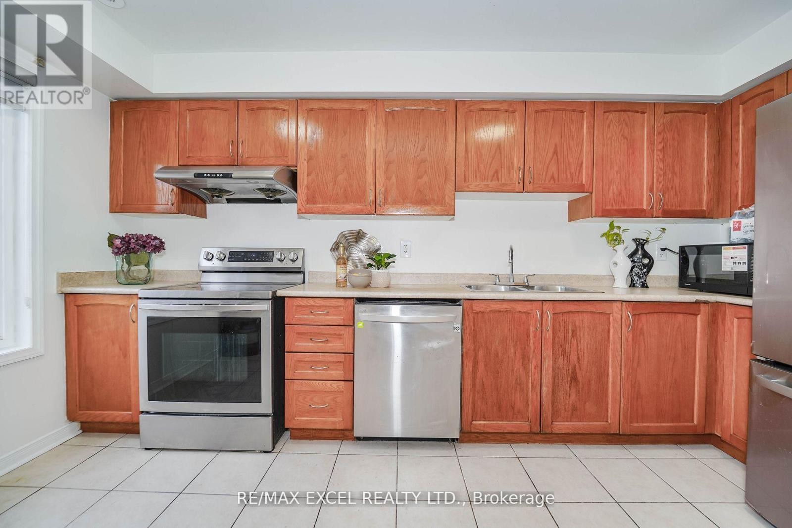 












4 - 2784 EGLINTON AVENUE E

,
Toronto (Eglinton East),




Ontario
M1J2C8

