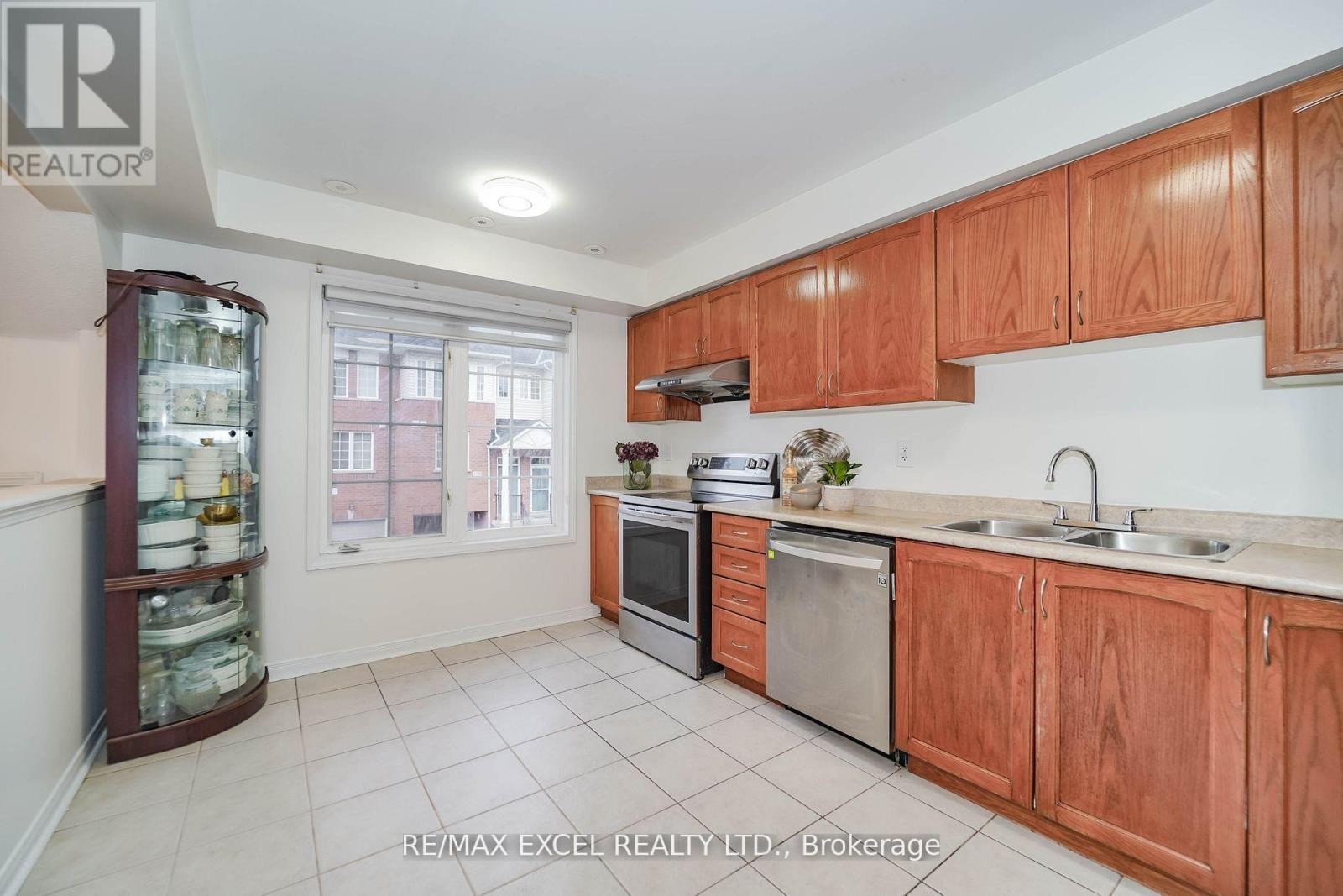 












4 - 2784 EGLINTON AVENUE E

,
Toronto (Eglinton East),




Ontario
M1J2C8

