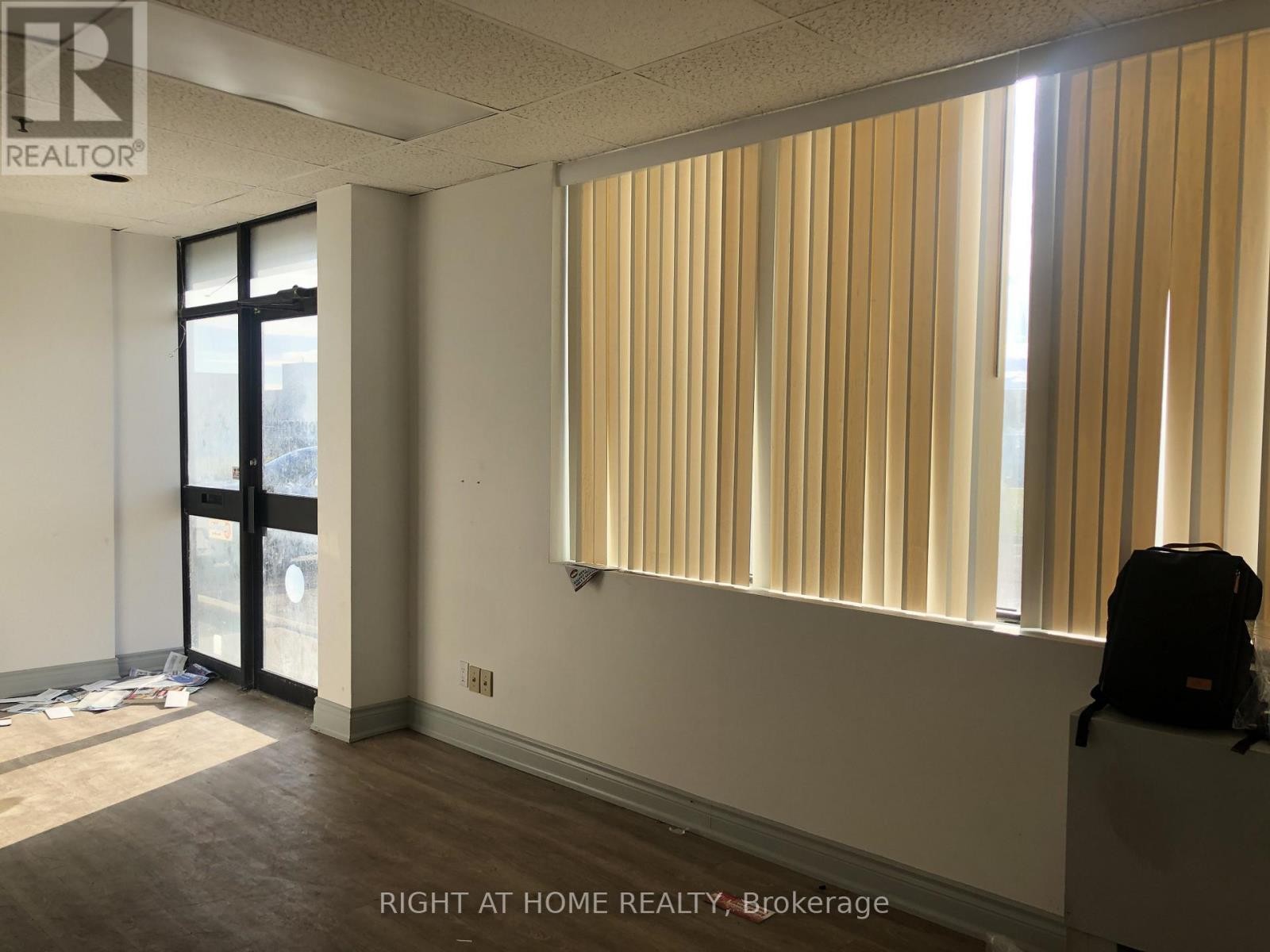 












18 - 400 FINCHDENE SQUARE

,
Toronto (Rouge),




Ontario
M1X1E2

