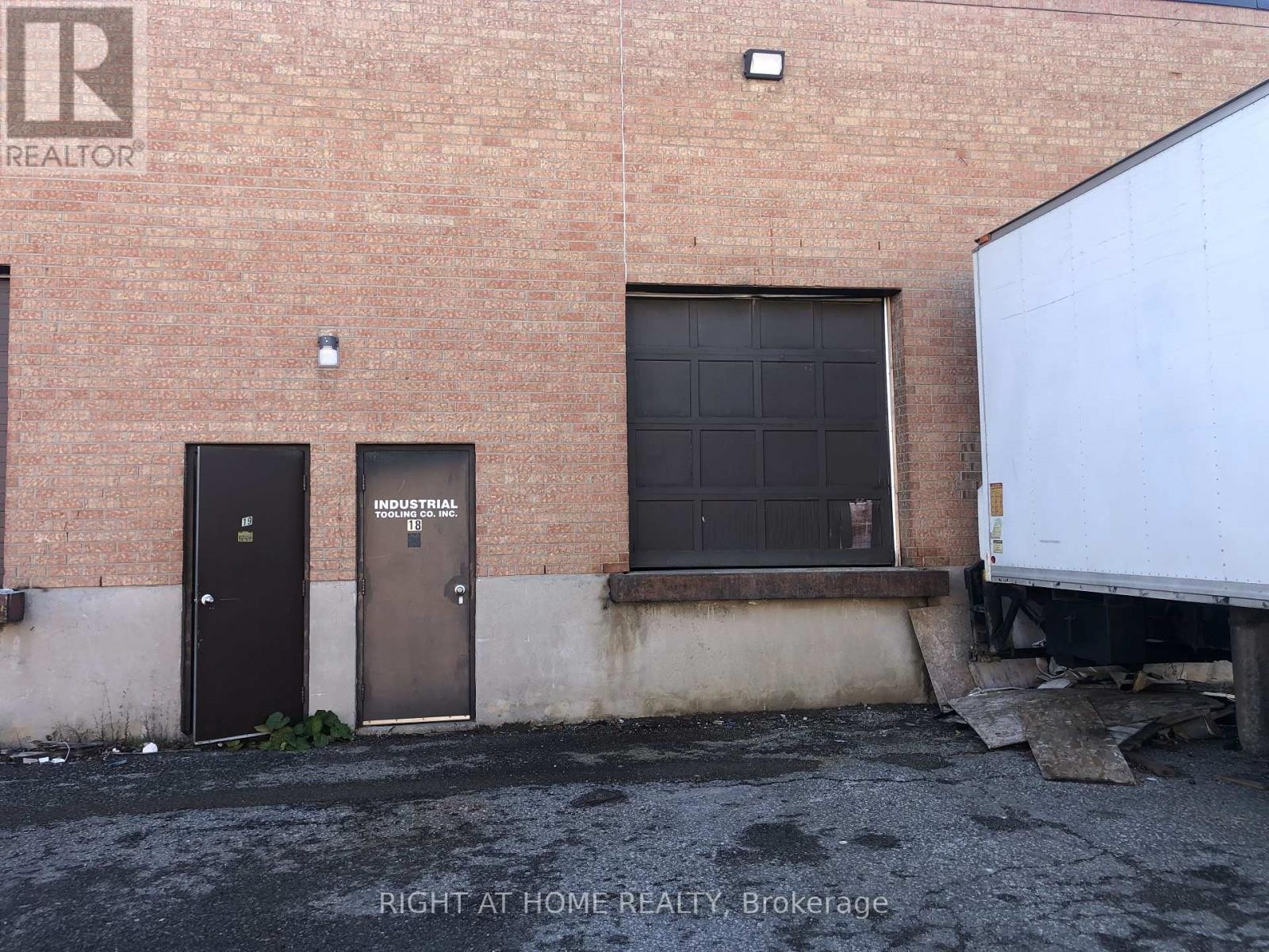 












18 - 400 FINCHDENE SQUARE

,
Toronto (Rouge),




Ontario
M1X1E2

