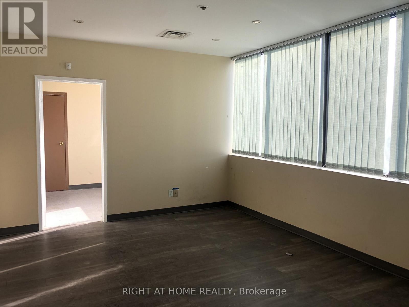 












19 - 400 FINCHDENE SQUARE

,
Toronto (Rouge),




Ontario
M1X1E2

