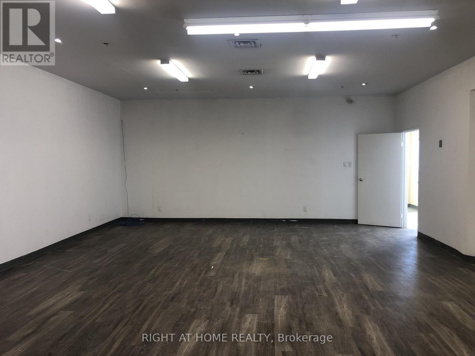 












19 - 400 FINCHDENE SQUARE

,
Toronto (Rouge),




Ontario
M1X1E2

