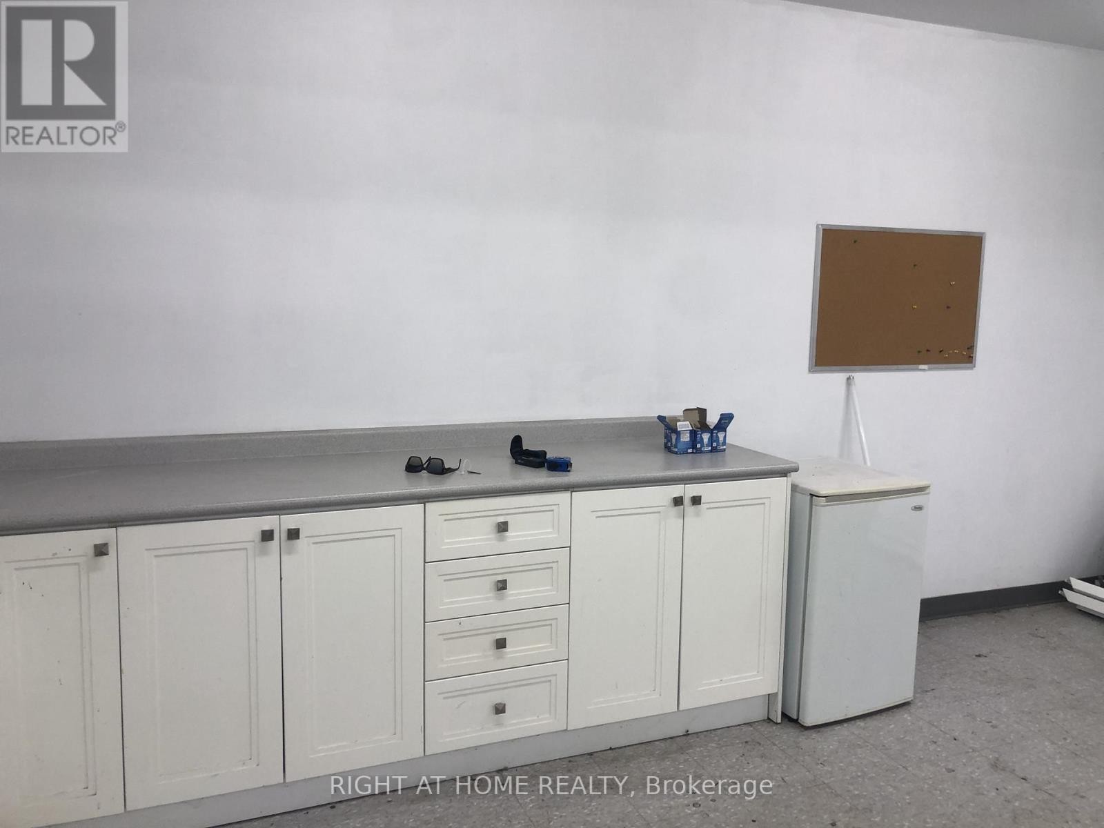 












19 - 400 FINCHDENE SQUARE

,
Toronto (Rouge),




Ontario
M1X1E2

