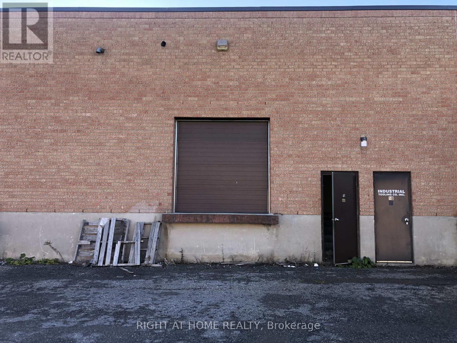 












19 - 400 FINCHDENE SQUARE

,
Toronto (Rouge),




Ontario
M1X1E2

