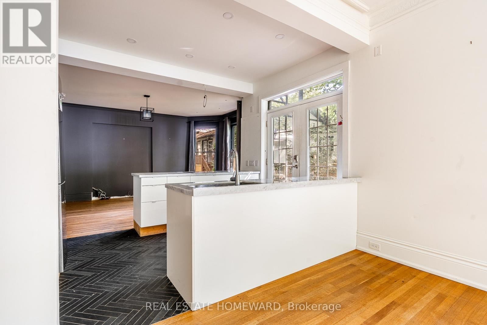 












3025 QUEEN STREET E

,
Toronto (Birchcliffe-Cliffside),




Ontario
M1N1A5

