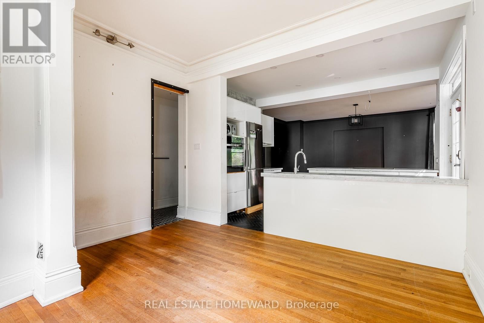 












3025 QUEEN STREET E

,
Toronto (Birchcliffe-Cliffside),




Ontario
M1N1A5

