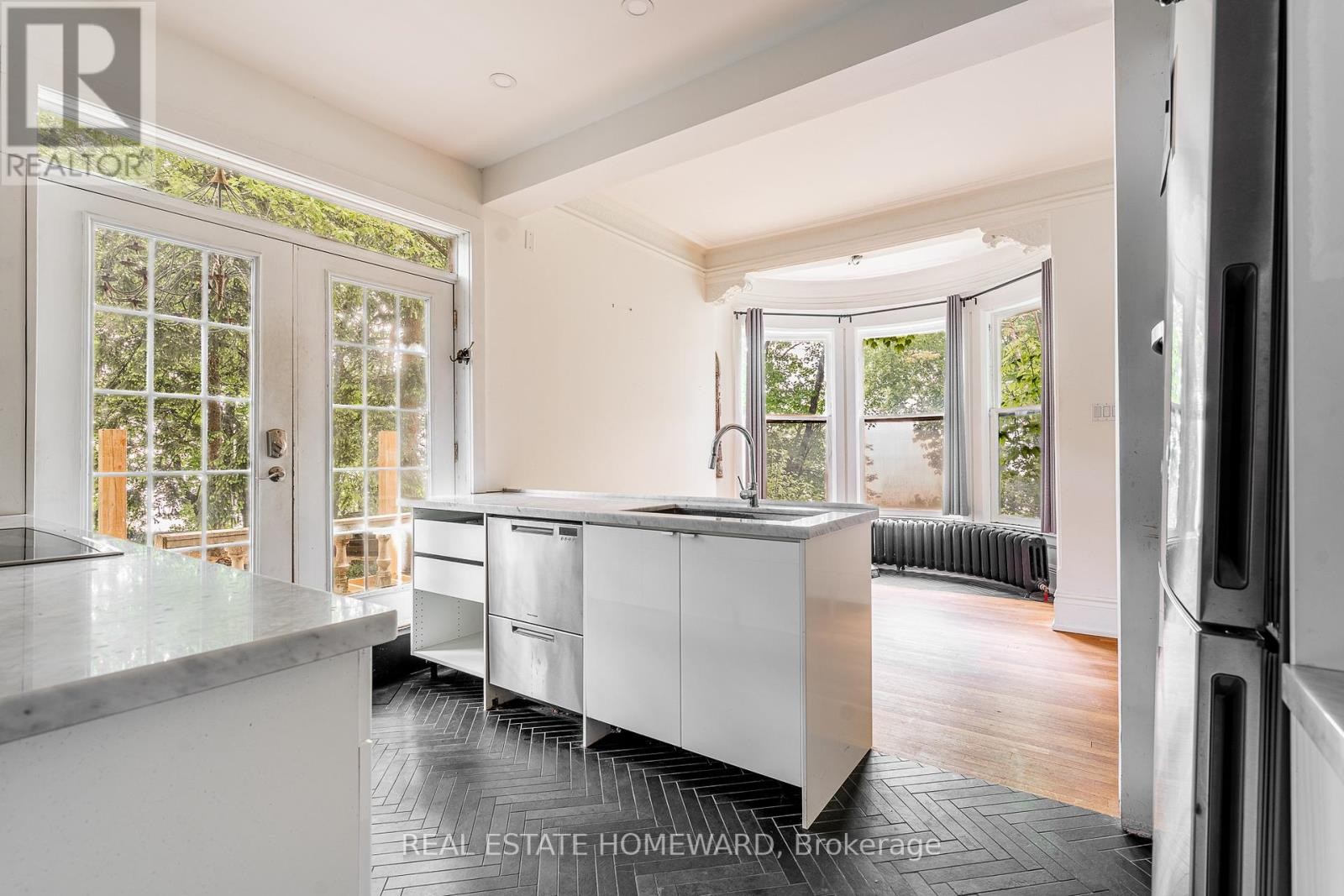 












3025 QUEEN STREET E

,
Toronto (Birchcliffe-Cliffside),




Ontario
M1N1A5

