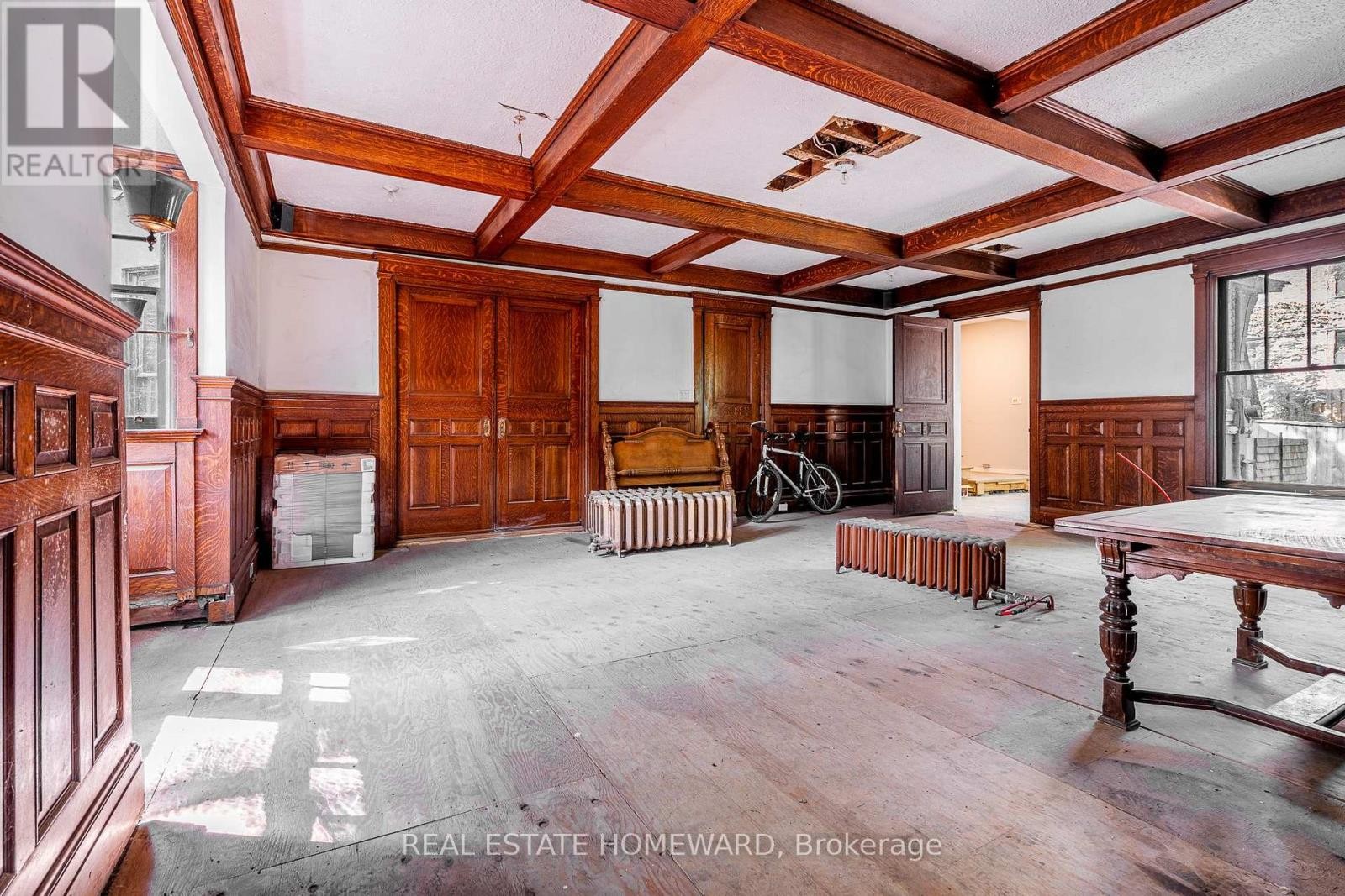 












3025 QUEEN STREET E

,
Toronto (Birchcliffe-Cliffside),




Ontario
M1N1A5

