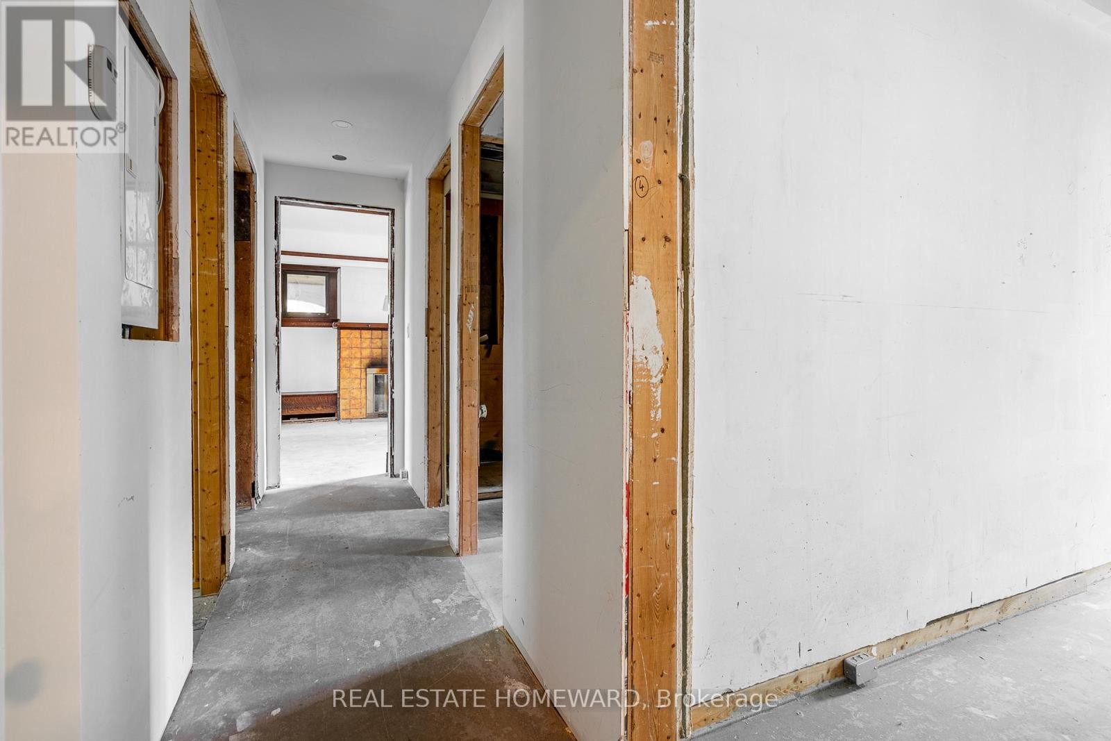 












3025 QUEEN STREET E

,
Toronto (Birchcliffe-Cliffside),




Ontario
M1N1A5

