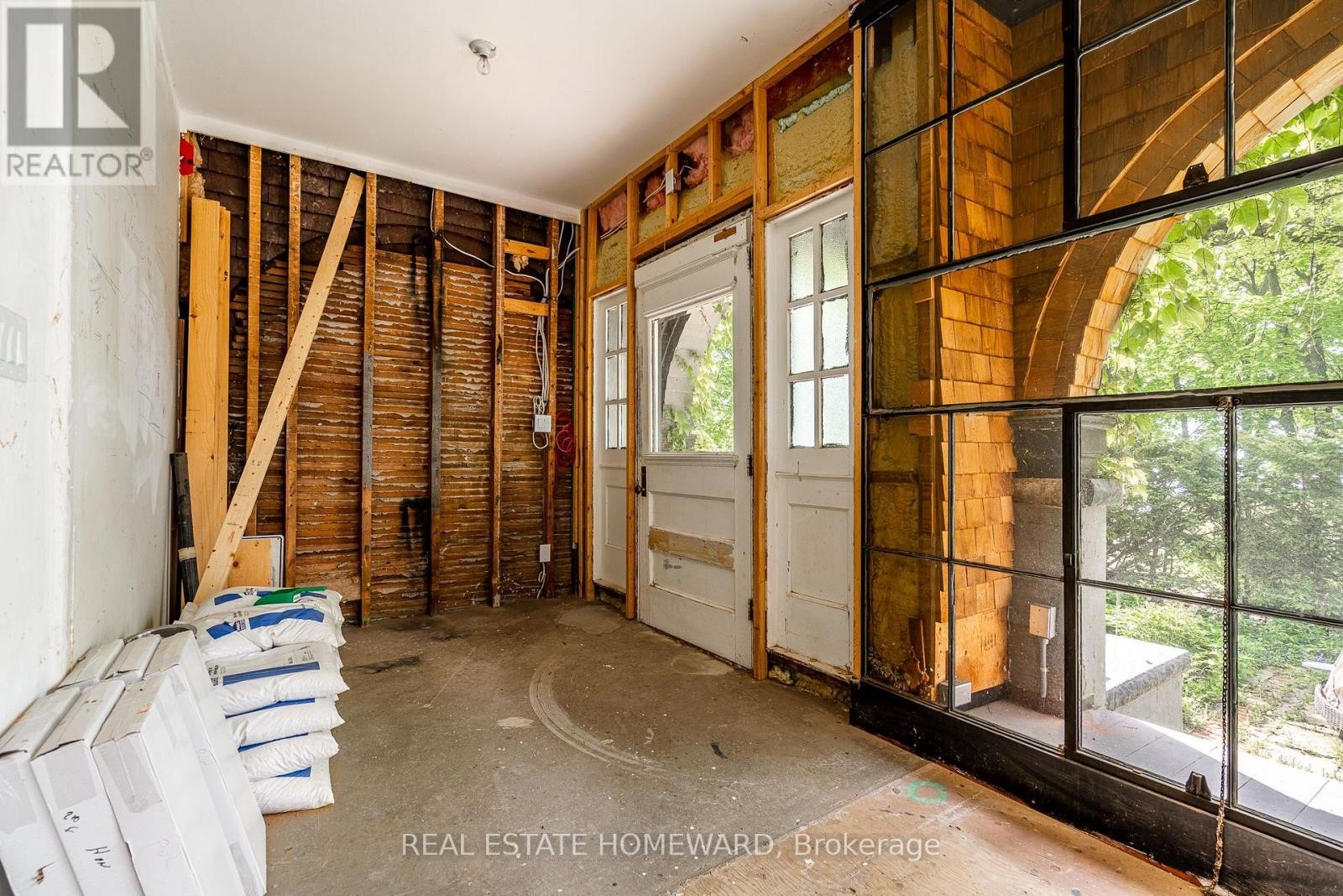 












3025 QUEEN STREET E

,
Toronto (Birchcliffe-Cliffside),




Ontario
M1N1A5

