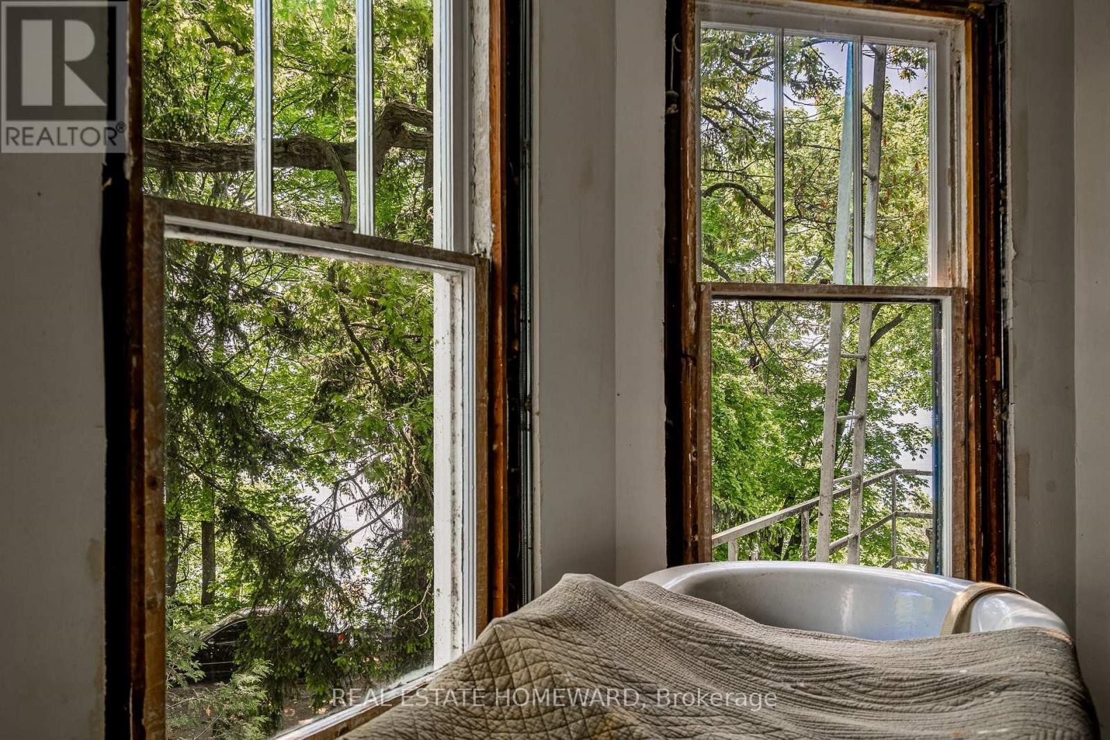 












3025 QUEEN STREET E

,
Toronto (Birchcliffe-Cliffside),




Ontario
M1N1A5

