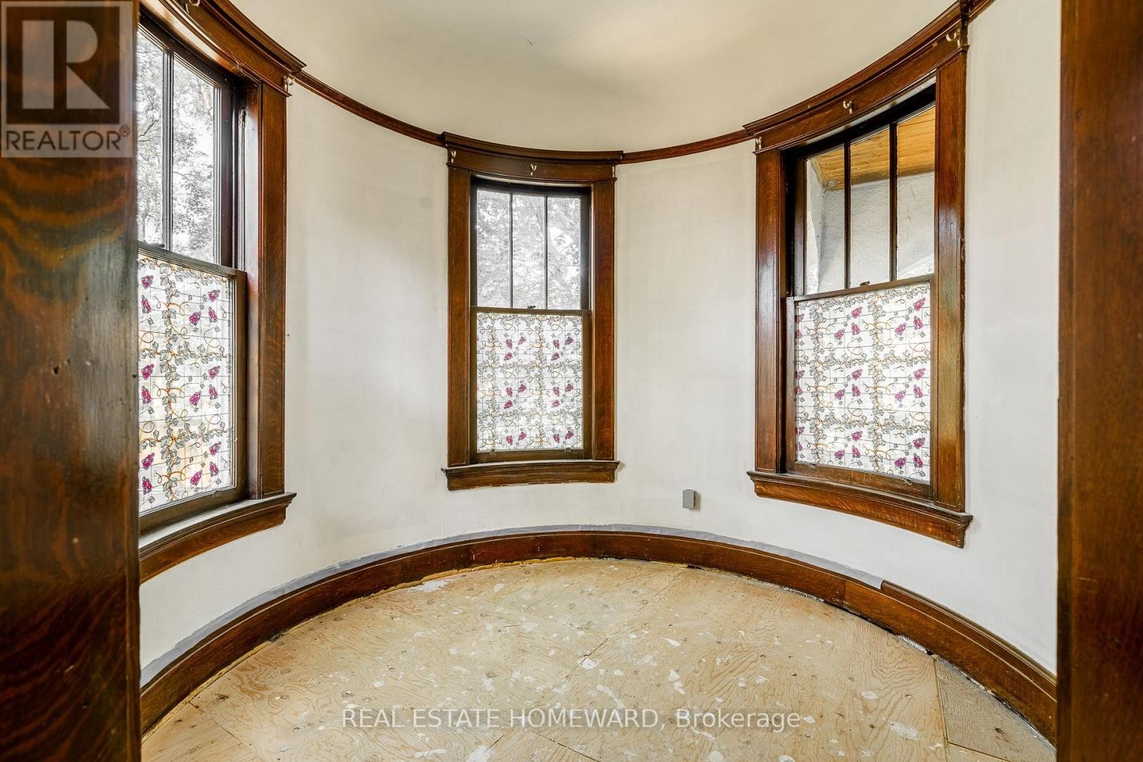 












3025 QUEEN STREET E

,
Toronto (Birchcliffe-Cliffside),




Ontario
M1N1A5

