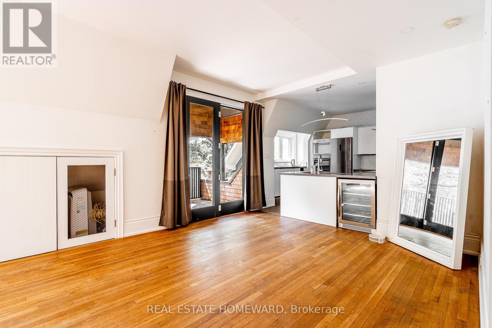 












3025 QUEEN STREET E

,
Toronto (Birchcliffe-Cliffside),




Ontario
M1N1A5

