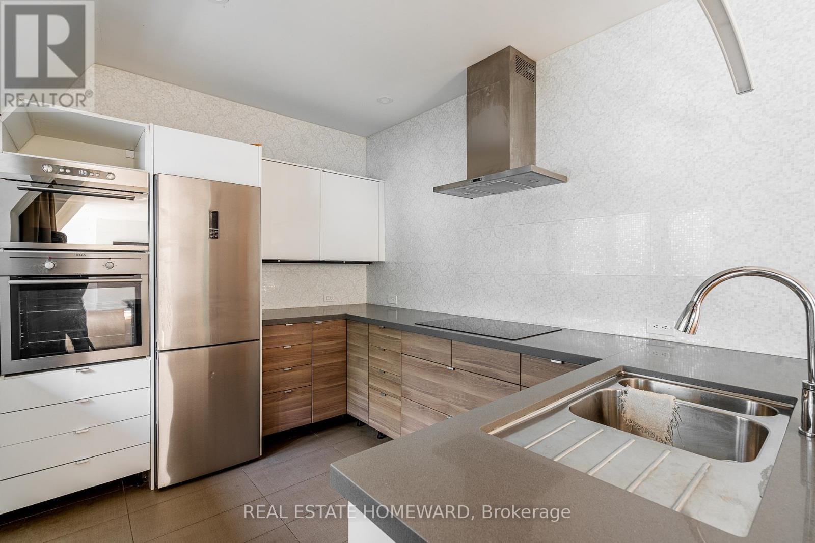 












3025 QUEEN STREET E

,
Toronto (Birchcliffe-Cliffside),




Ontario
M1N1A5

