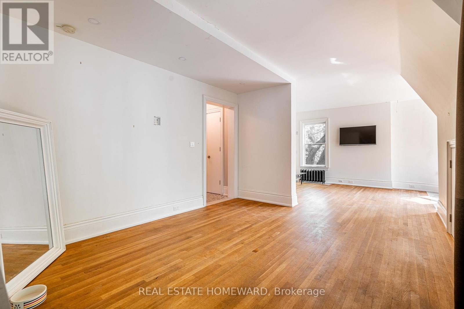 












3025 QUEEN STREET E

,
Toronto (Birchcliffe-Cliffside),




Ontario
M1N1A5

