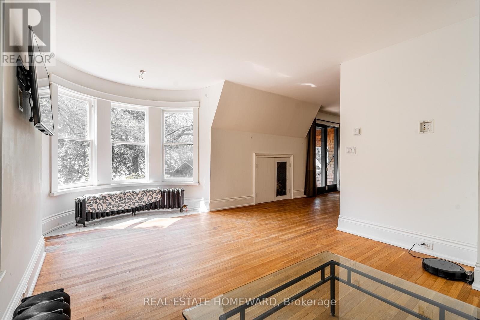 












3025 QUEEN STREET E

,
Toronto (Birchcliffe-Cliffside),




Ontario
M1N1A5

