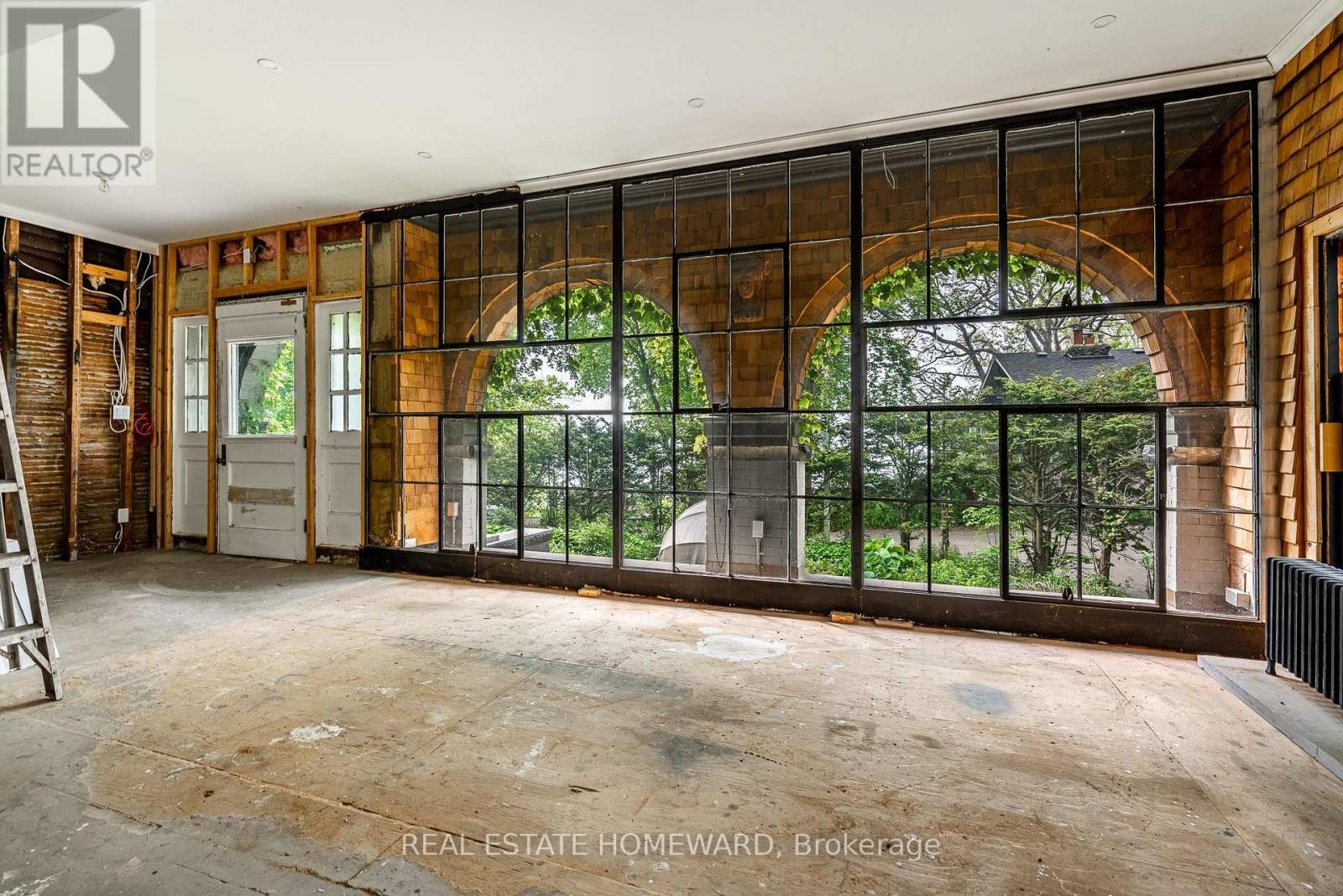 












3025 QUEEN STREET E

,
Toronto (Birchcliffe-Cliffside),




Ontario
M1N1A5

