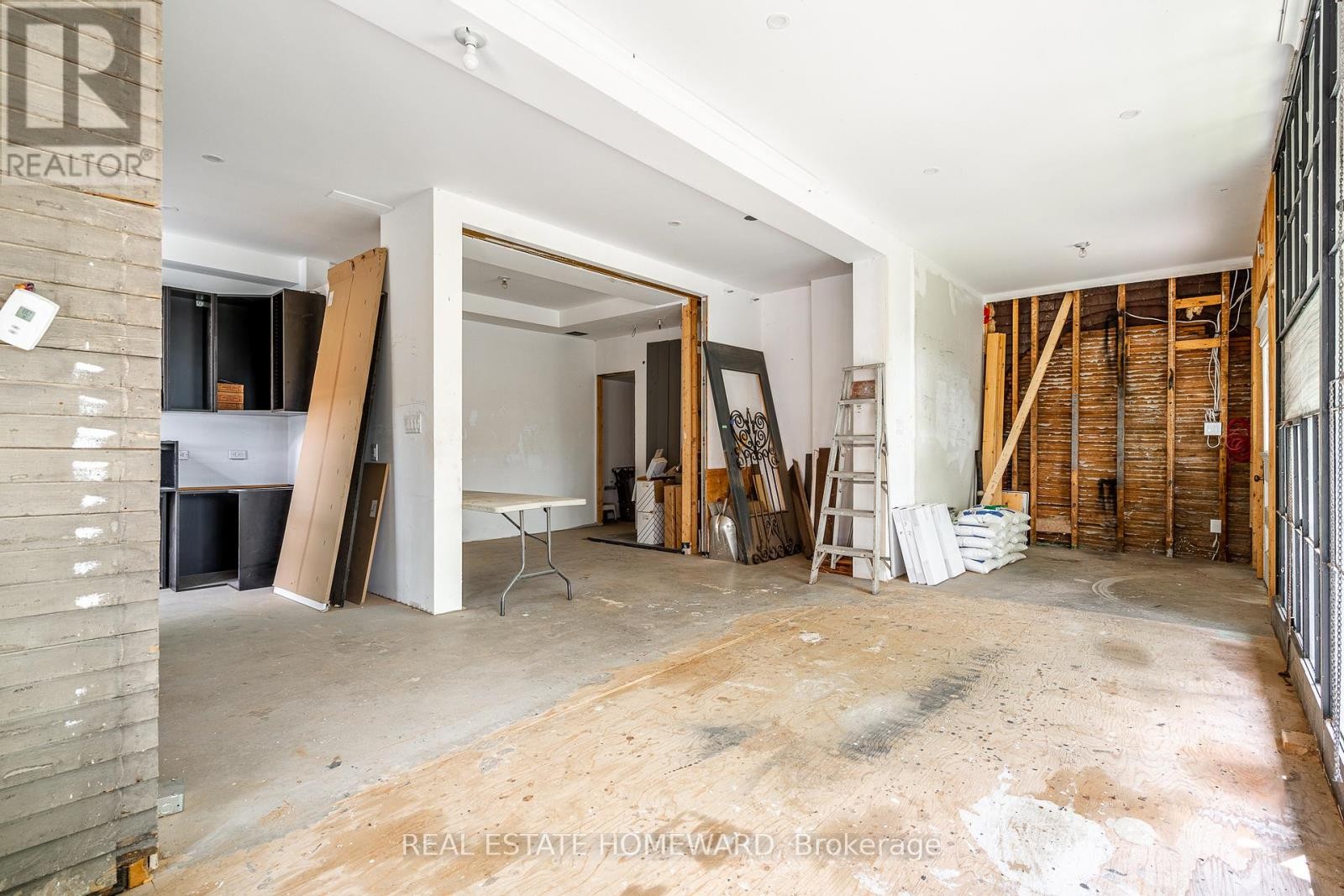 












3025 QUEEN STREET E

,
Toronto (Birchcliffe-Cliffside),




Ontario
M1N1A5

