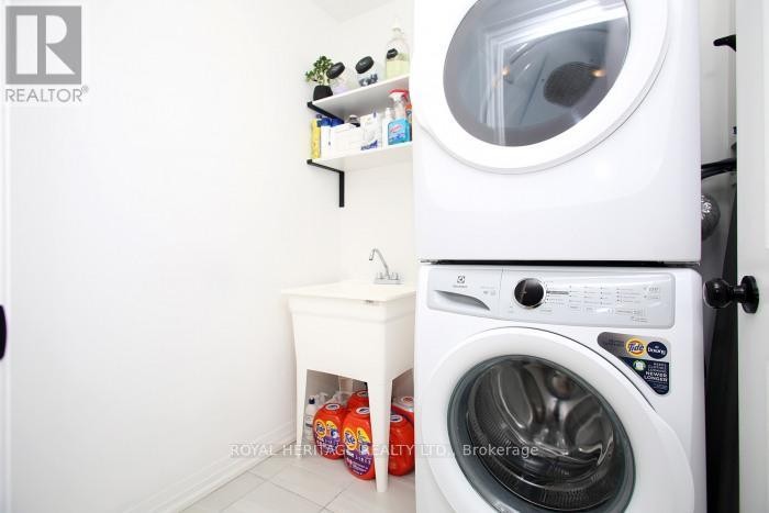 












5 KLEIN WAY

,
Whitby (Taunton North),




Ontario
L1R0S6

