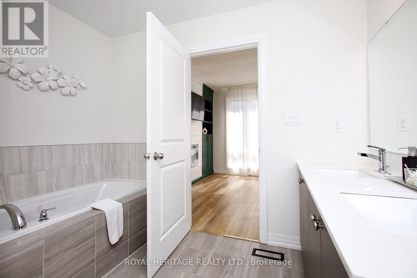 












5 KLEIN WAY

,
Whitby (Taunton North),




Ontario
L1R0S6

