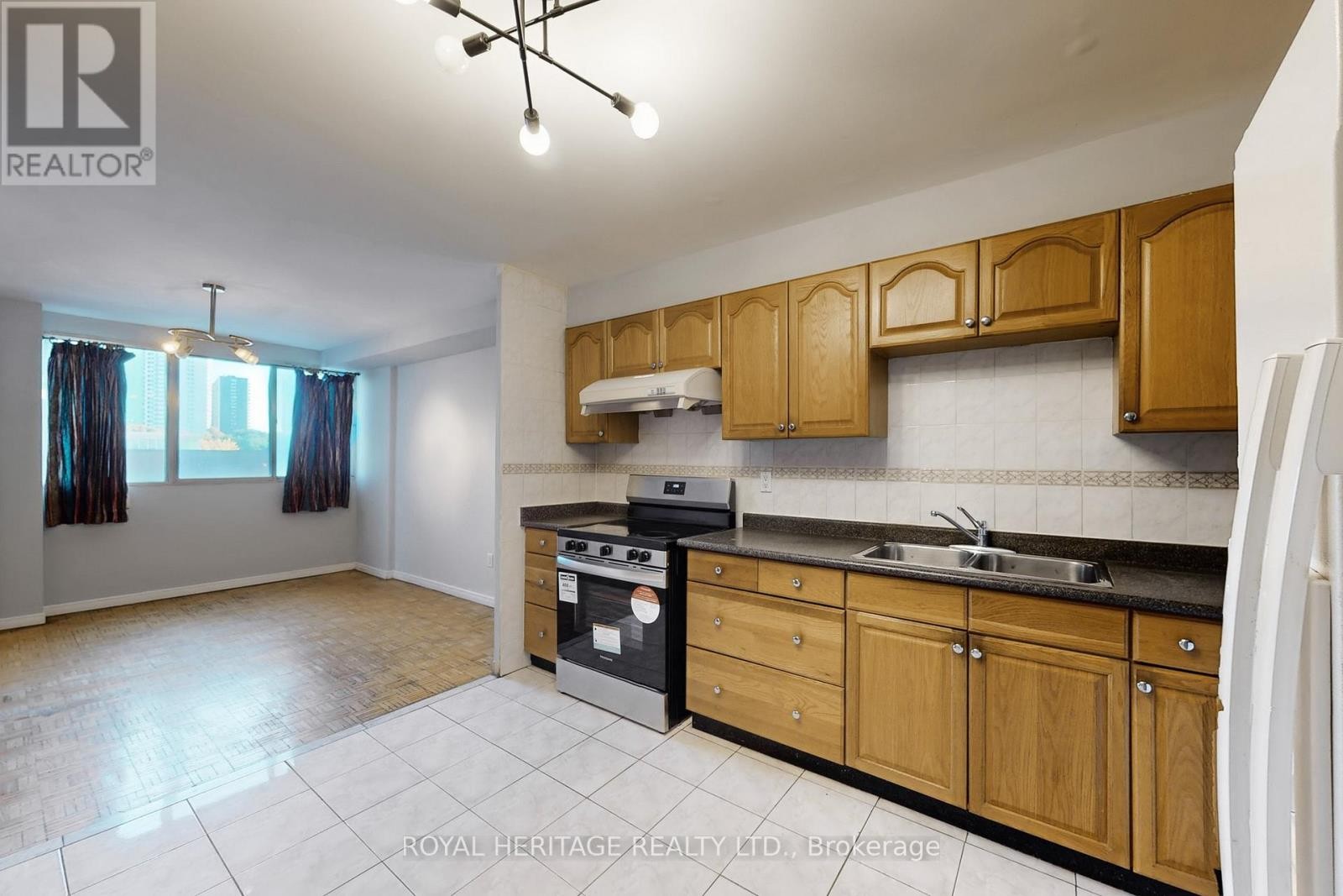 












301 - 3 MASSEY SQUARE

,
Toronto (Crescent Town),




Ontario
M4C5L5

