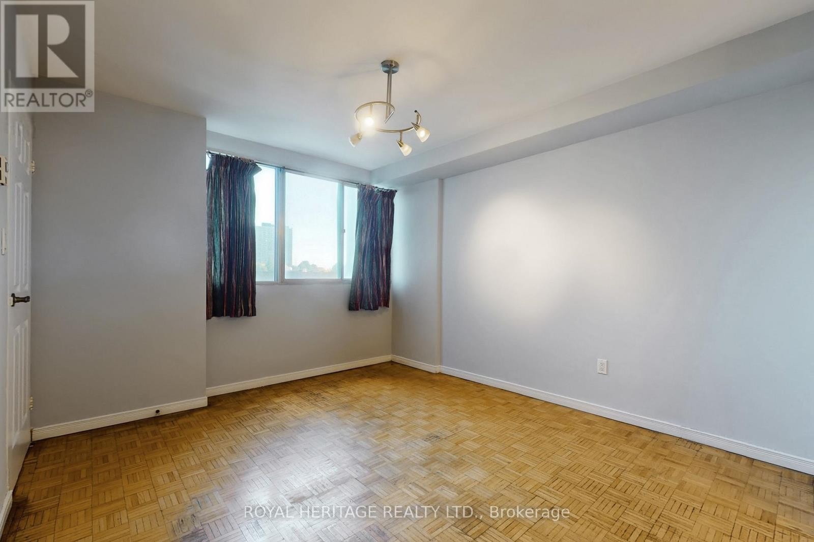 












301 - 3 MASSEY SQUARE

,
Toronto (Crescent Town),




Ontario
M4C5L5

