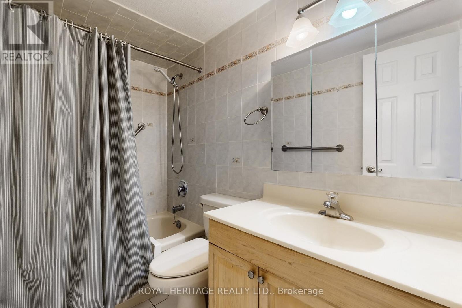 












301 - 3 MASSEY SQUARE

,
Toronto (Crescent Town),




Ontario
M4C5L5

