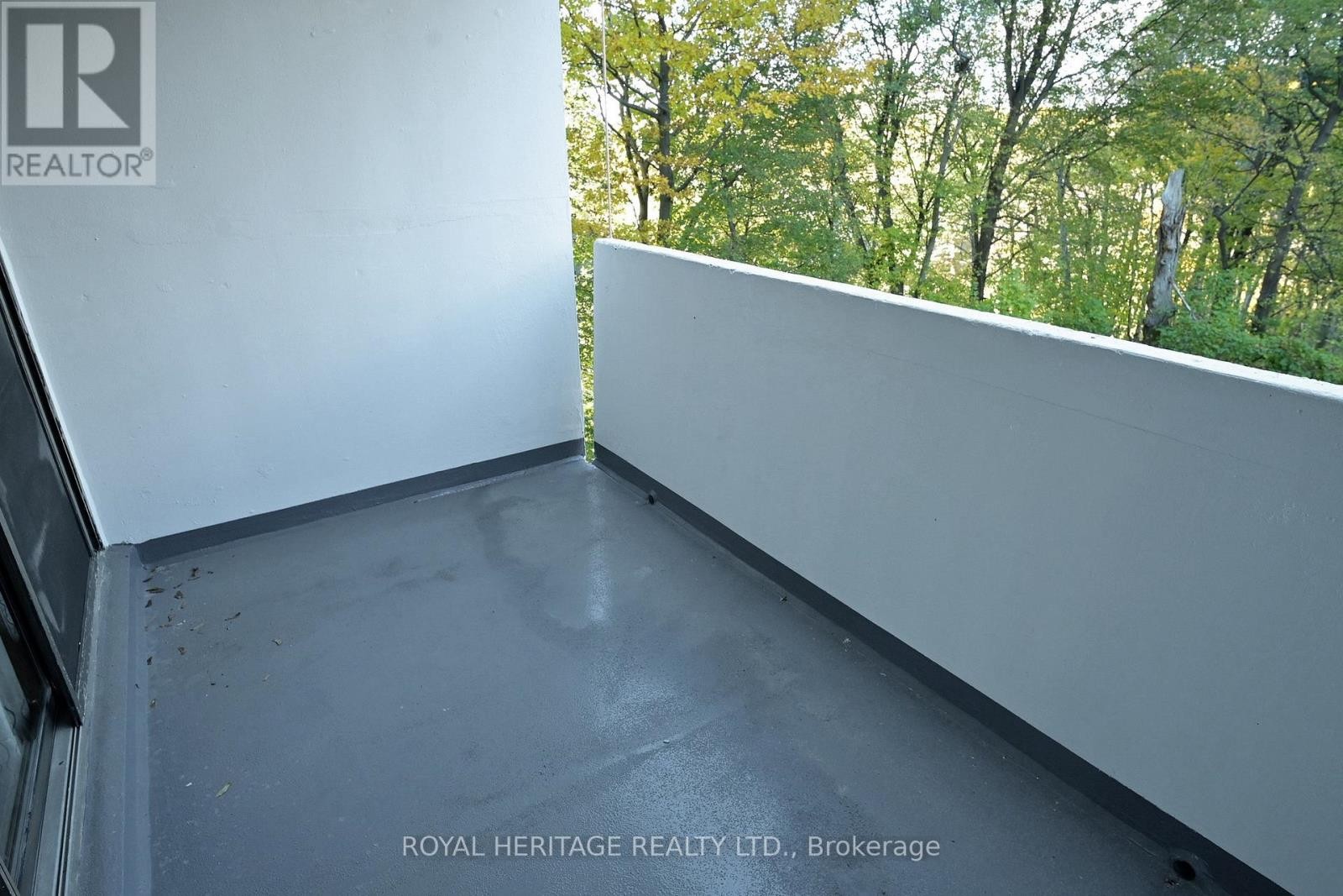 












301 - 3 MASSEY SQUARE

,
Toronto (Crescent Town),




Ontario
M4C5L5

