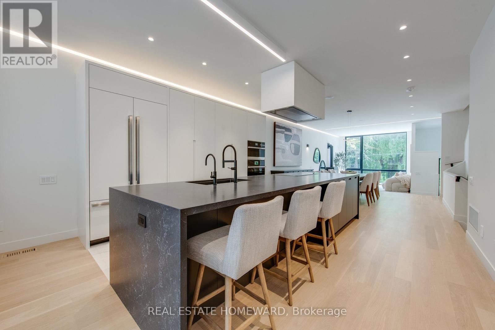 












174 KENILWORTH AVENUE

,
Toronto (The Beaches),




Ontario
M4L3S6

