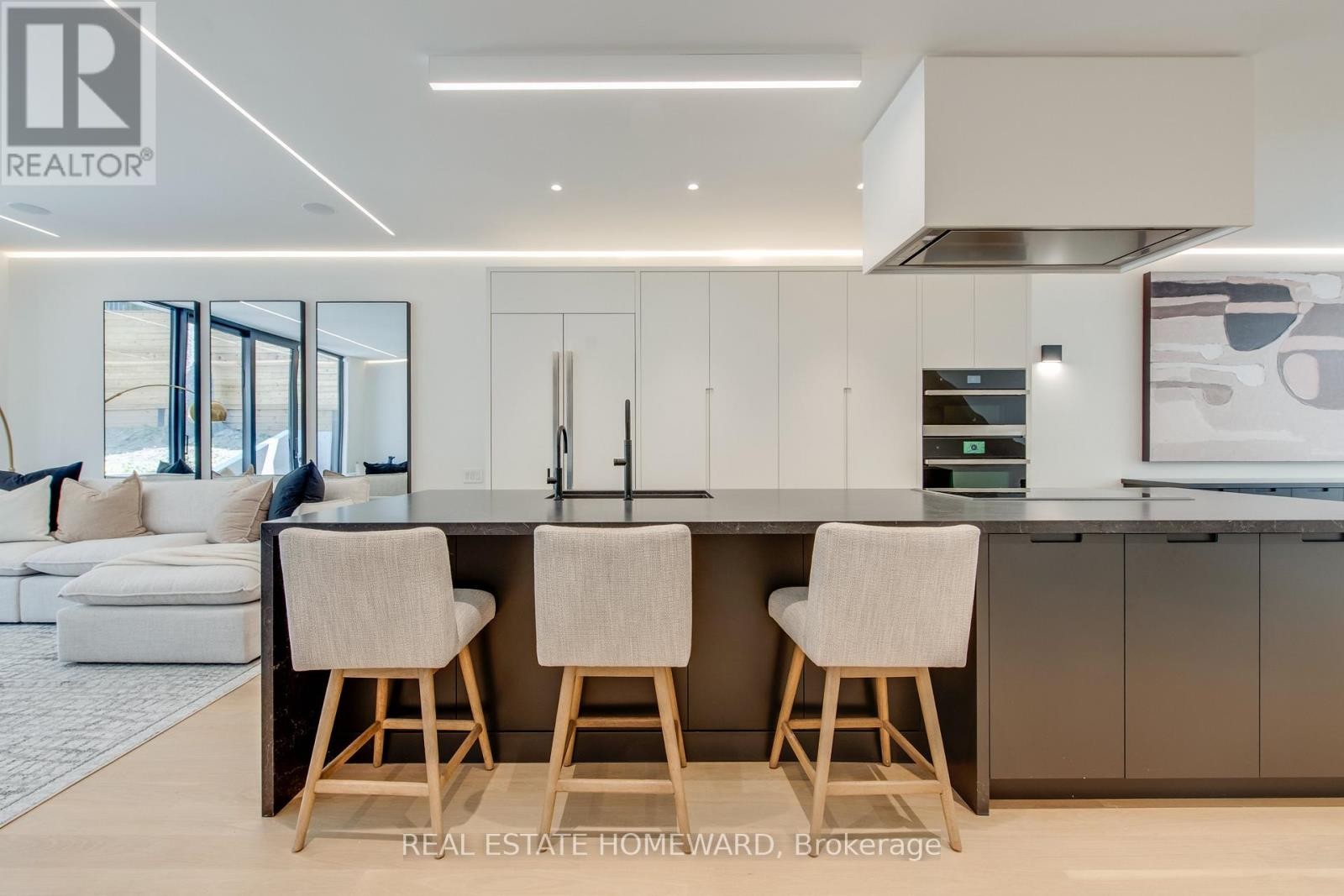 












174 KENILWORTH AVENUE

,
Toronto (The Beaches),




Ontario
M4L3S6

