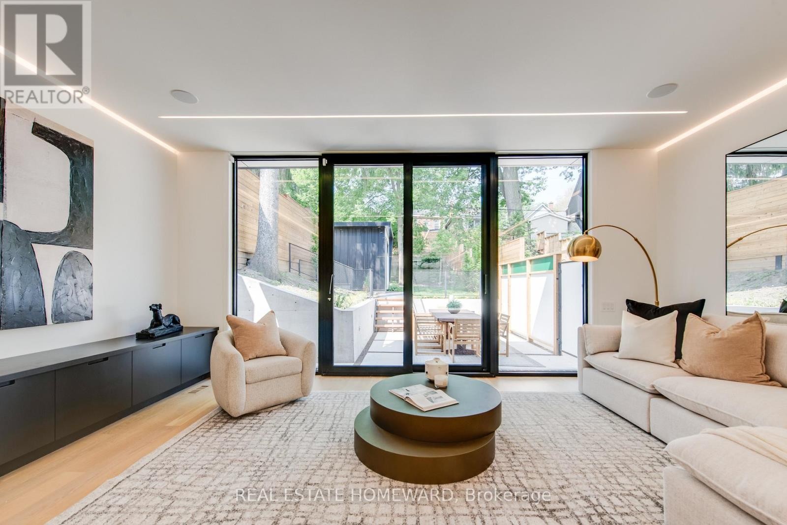 












174 KENILWORTH AVENUE

,
Toronto (The Beaches),




Ontario
M4L3S6

